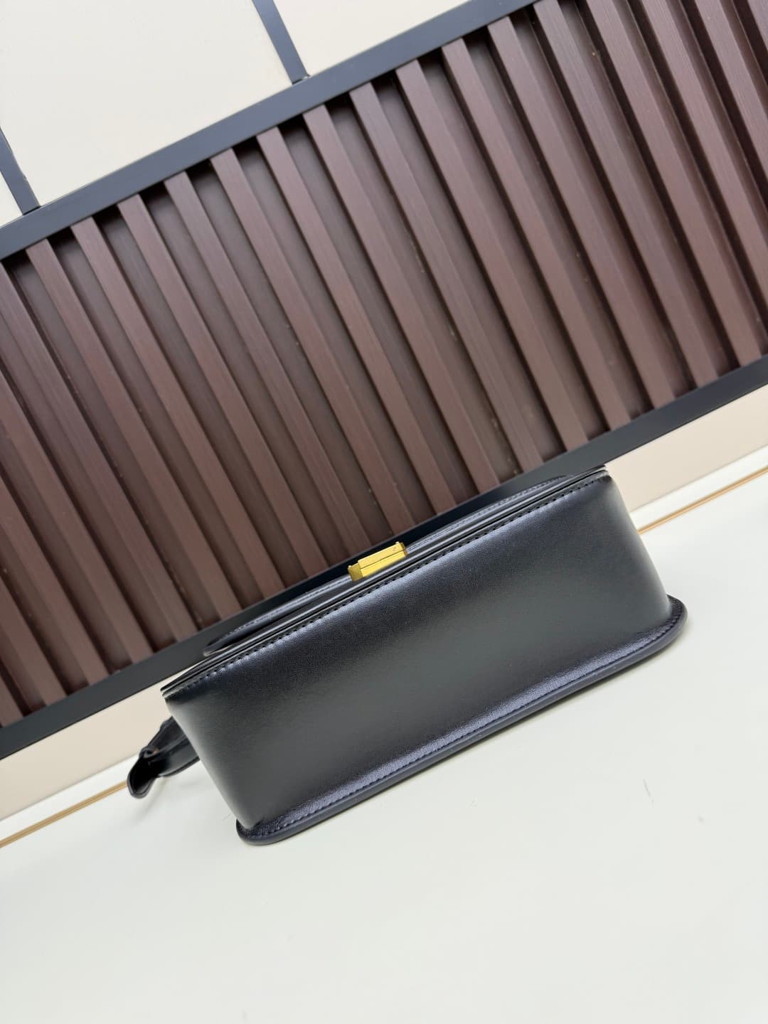 C8664 The new large-sized bags from Saint Laurent are timeless – only by wearing them can you truly understand what it means to be timeless. It’s no exaggeration; Saint Laurent’s black bags are of that kind of style that instantly creates a strong, impact — image 4