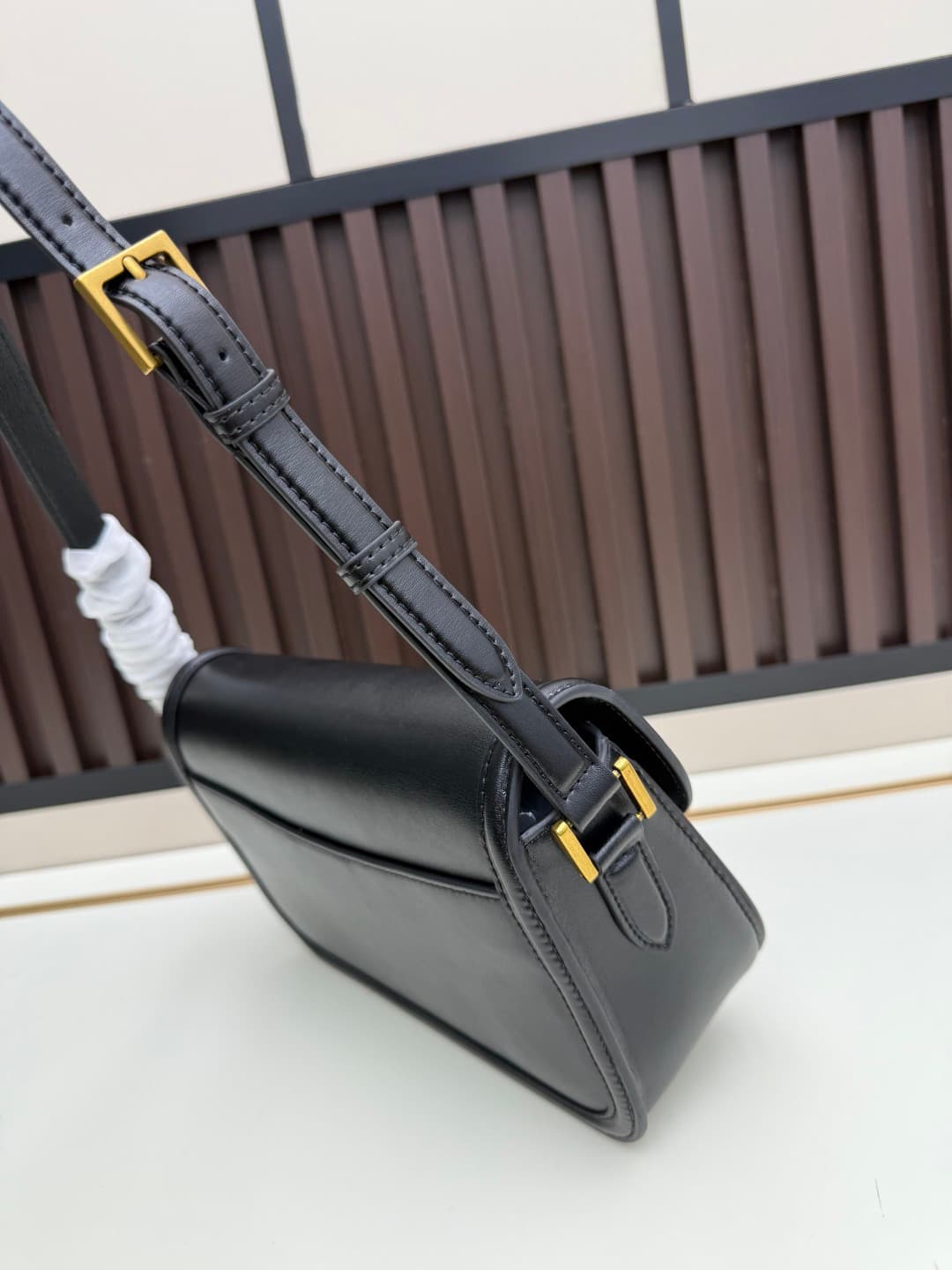 C8664 The new large-sized bags from Saint Laurent are timeless – only by wearing them can you truly understand what it means to be timeless. It’s no exaggeration; Saint Laurent’s black bags are of that kind of style that instantly creates a strong, impact — image 3