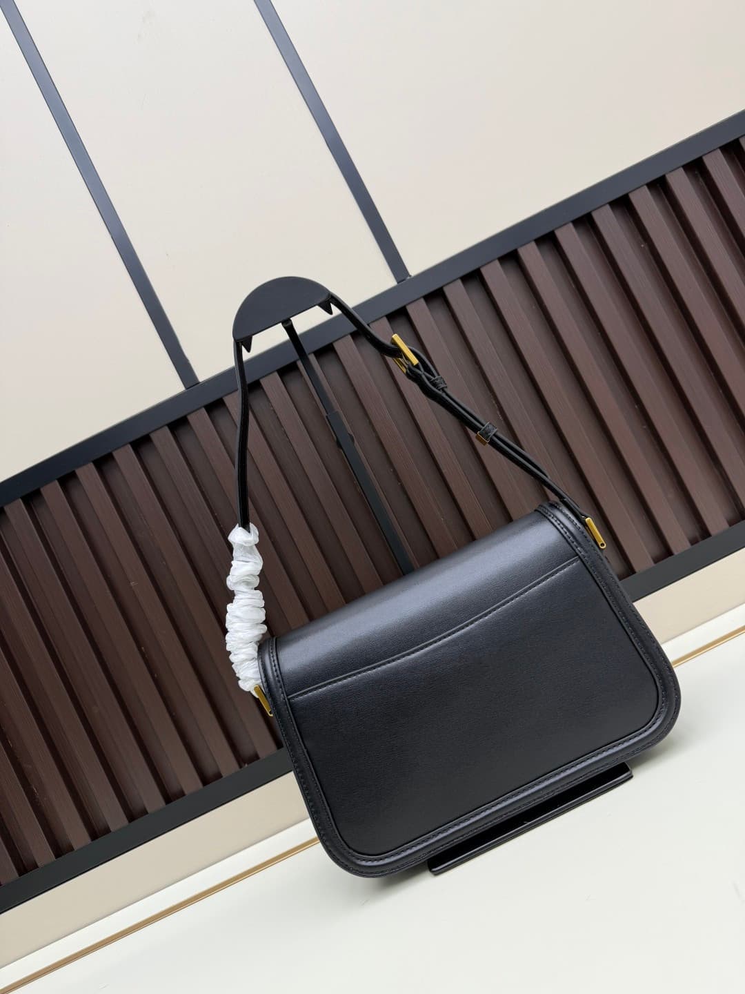 C8664 The new large-sized bags from Saint Laurent are timeless – only by wearing them can you truly understand what it means to be timeless. It’s no exaggeration; Saint Laurent’s black bags are of that kind of style that instantly creates a strong, impact — image 2