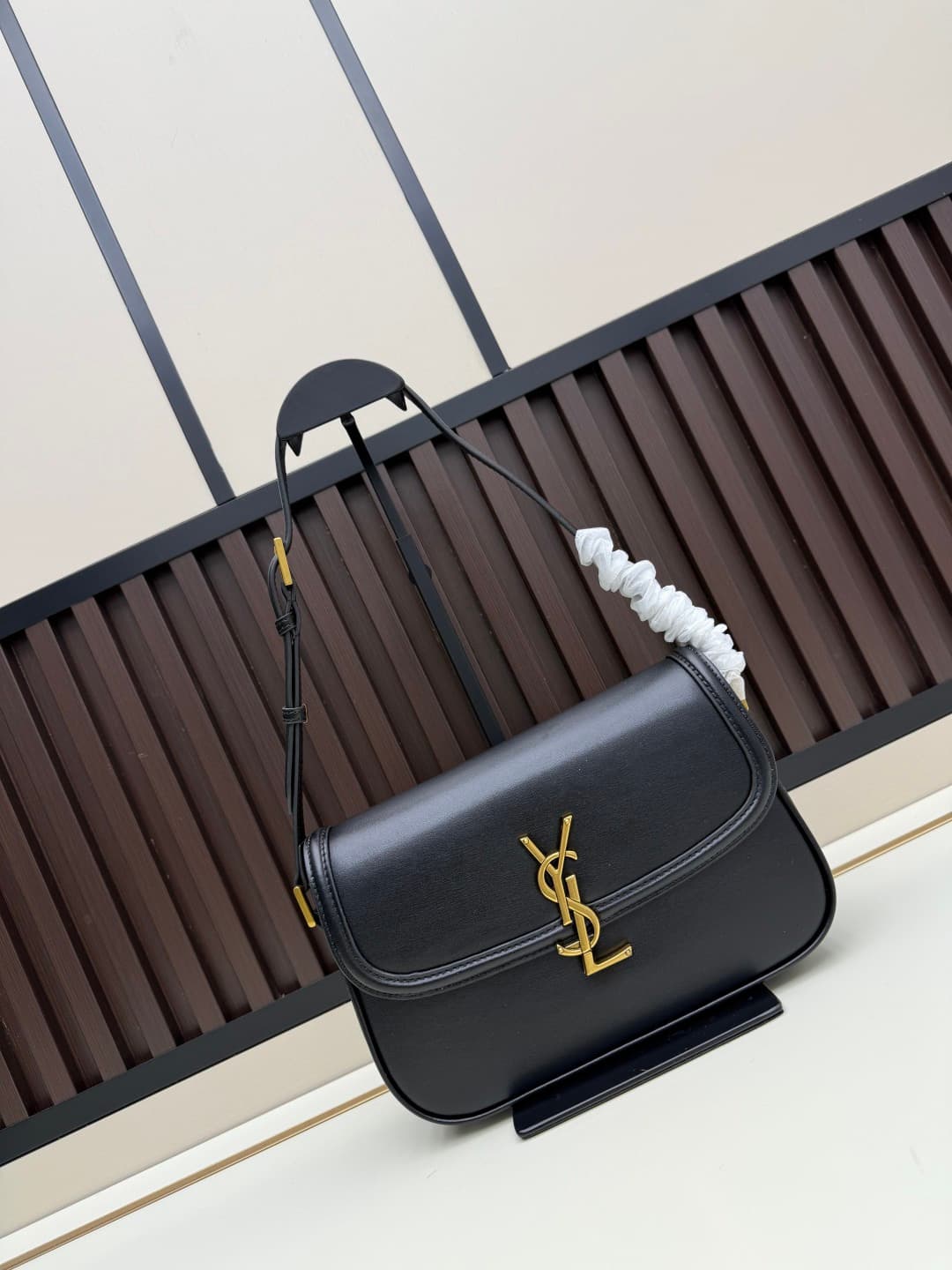 C8664 The new large-sized bags from Saint Laurent are timeless – only by wearing them can you truly understand what it means to be timeless. It’s no exaggeration; Saint Laurent’s black bags are of that kind of style that instantly creates a strong, impact — image 1