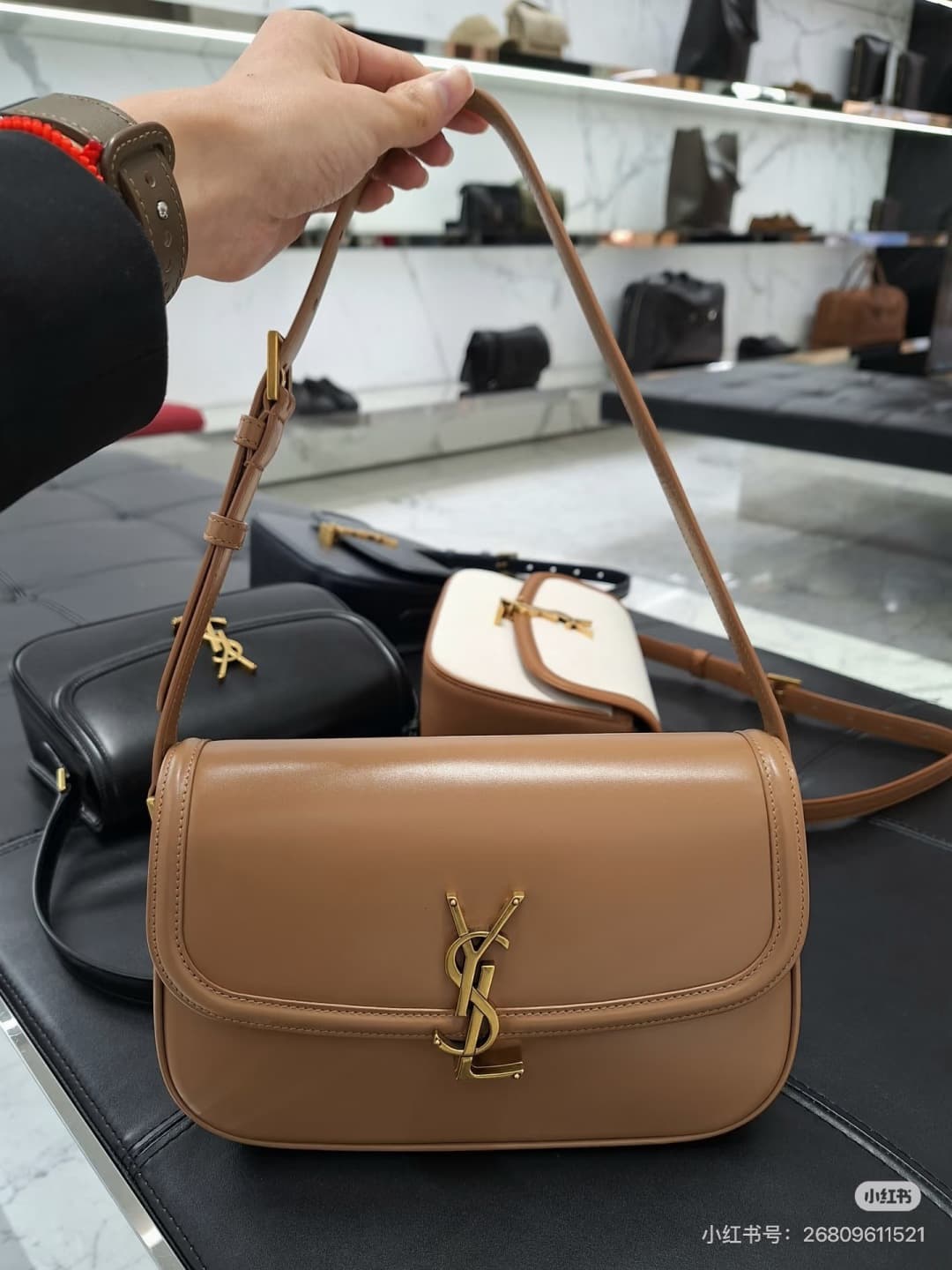 C8662 The new large-sized bags from Saint Laurent are timeless – only by wearing them can you truly understand what it means to be timeless. It’s no exaggeration; Saint Laurent’s black bags are exactly the kind of designs that create a powerful, imposing  — image 8