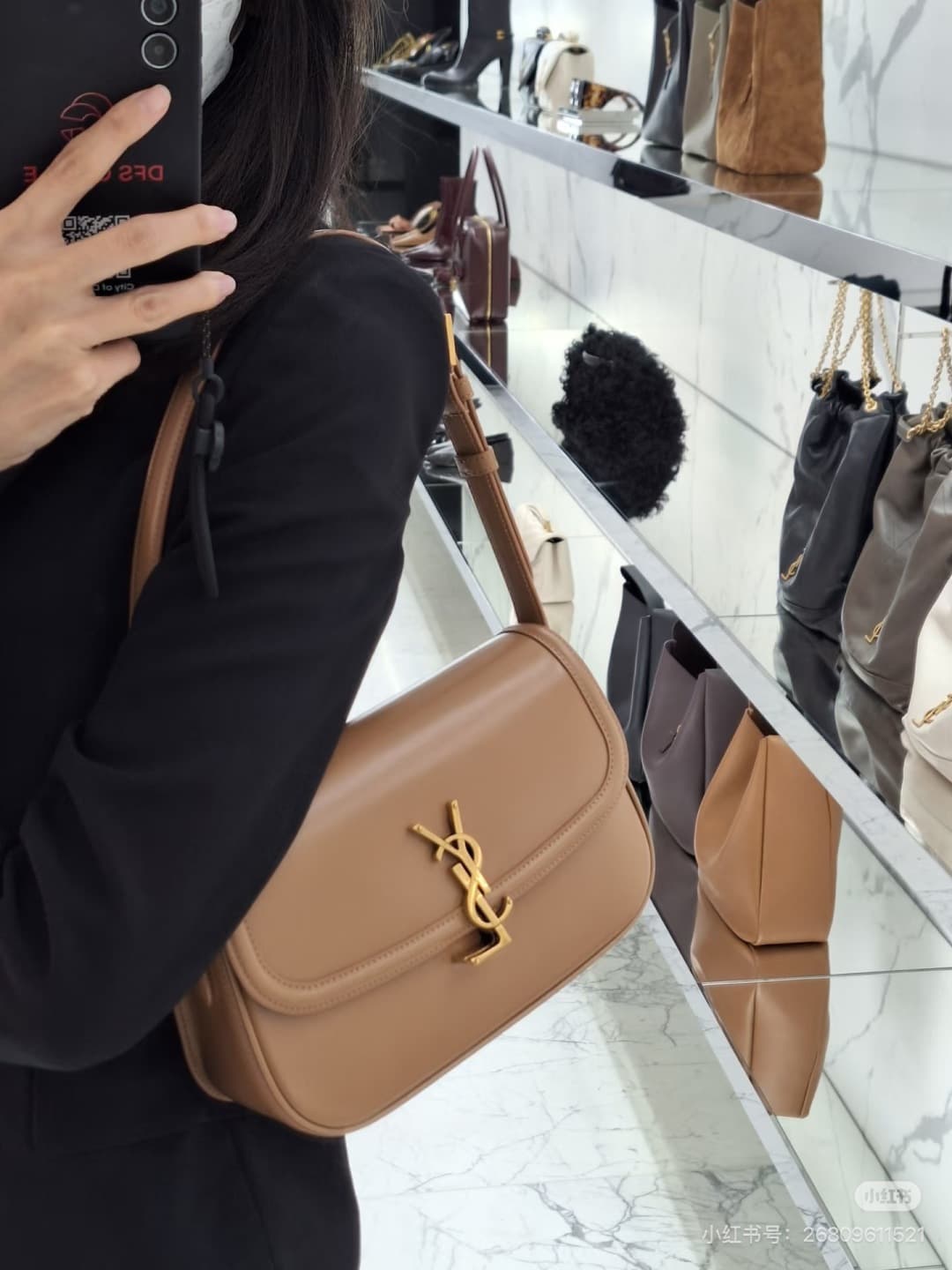 C8662 The new large-sized bags from Saint Laurent are timeless – only by wearing them can you truly understand what it means to be timeless. It’s no exaggeration; Saint Laurent’s black bags are exactly the kind of designs that create a powerful, imposing  — image 6