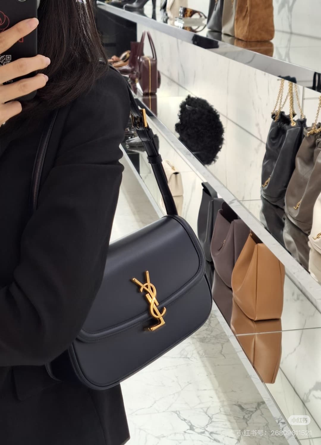 C8662 The new large-sized bags from Saint Laurent are timeless – only by wearing them can you truly understand what it means to be timeless. It’s no exaggeration; Saint Laurent’s black bags are exactly the kind of designs that create a powerful, imposing  — image 7