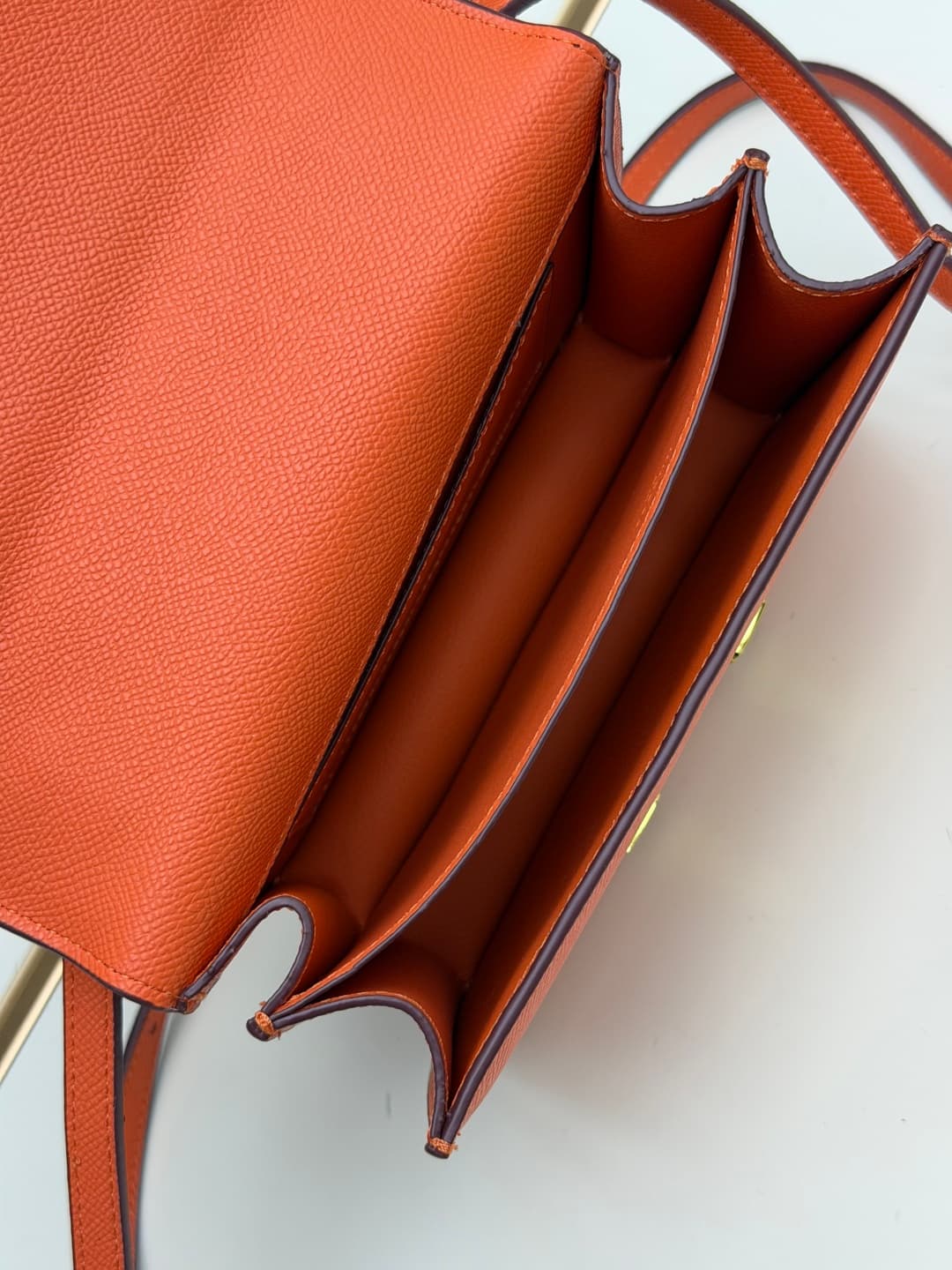 C4790 The flight attendant’s bag is a small size 💰. I really love this Hermès Kangkang bag – it’s just like the white moon in my heart. The color is extremely gentle. The shape of the bag is very elegant. I usually wear it with light-colored clothes: a co — image 7