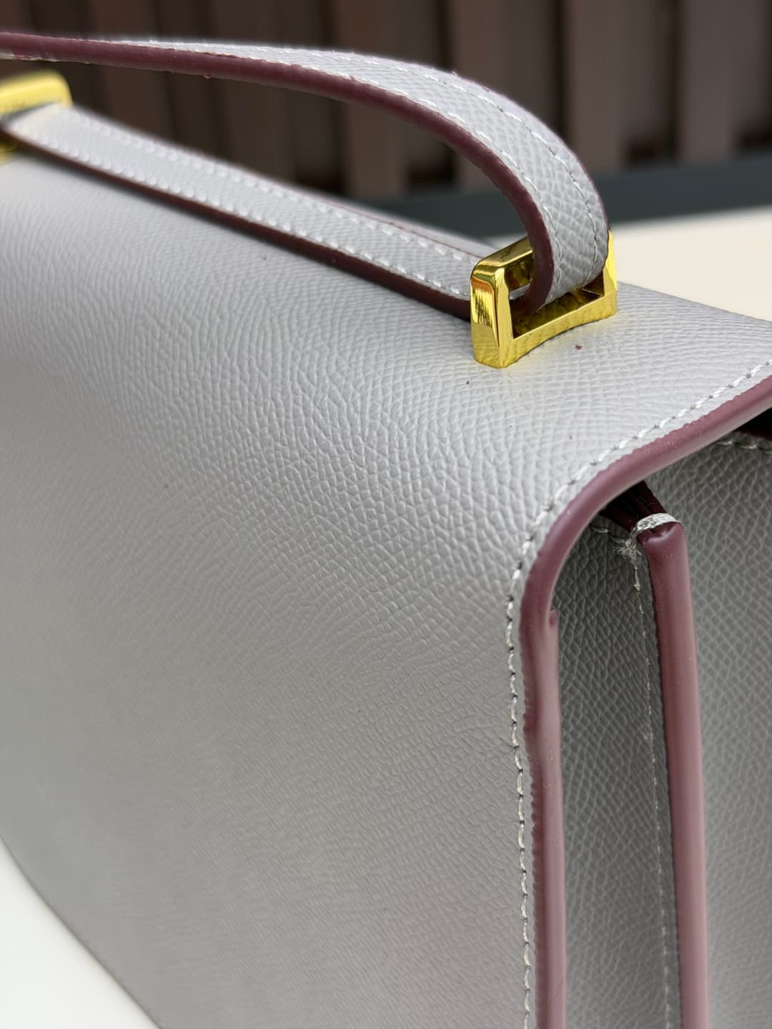 C4789 The flight attendant’s bag is small size💰 I really love this Hermès Kangkang bag – it’s like the white moon in my mind. The color is extremely gentle. The shape of the bag is elegant. I usually wear it with light-colored clothes: a coat in winter, o — image 6