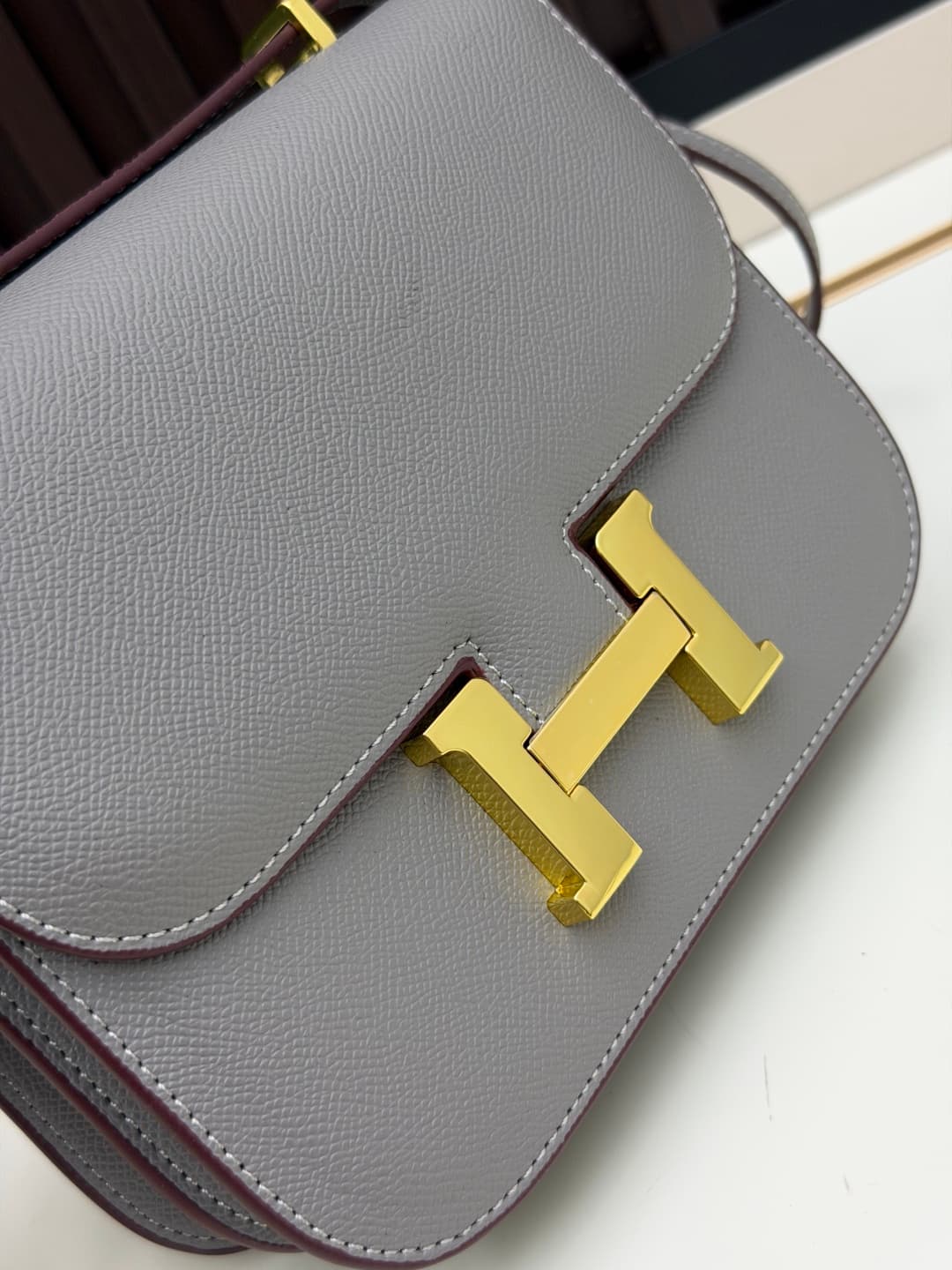 C4789 The flight attendant’s bag is small size💰 I really love this Hermès Kangkang bag – it’s like the white moon in my mind. The color is extremely gentle. The shape of the bag is elegant. I usually wear it with light-colored clothes: a coat in winter, o — image 5
