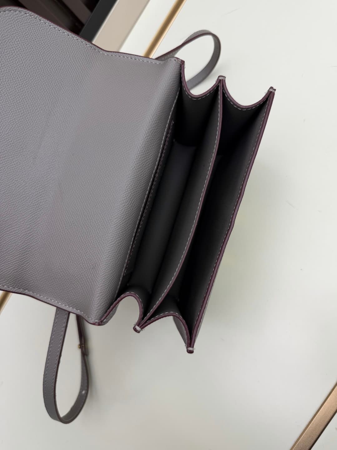 C4789 The flight attendant’s bag is small size💰 I really love this Hermès Kangkang bag – it’s like the white moon in my mind. The color is extremely gentle. The shape of the bag is elegant. I usually wear it with light-colored clothes: a coat in winter, o — image 7