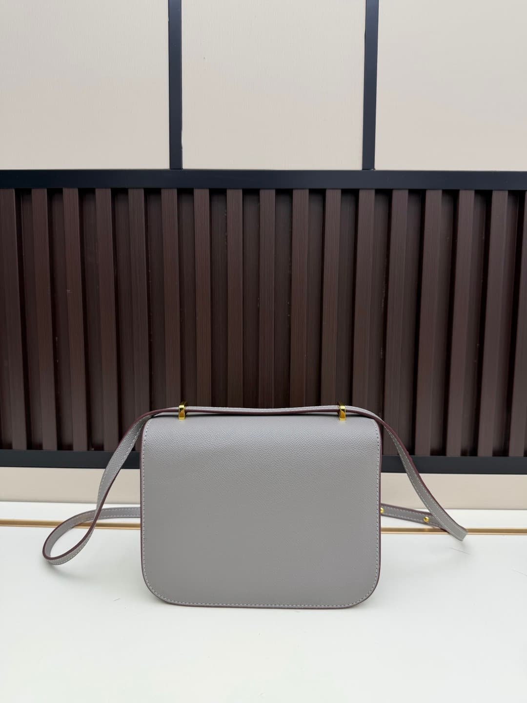 C4789 The flight attendant’s bag is small size💰 I really love this Hermès Kangkang bag – it’s like the white moon in my mind. The color is extremely gentle. The shape of the bag is elegant. I usually wear it with light-colored clothes: a coat in winter, o — image 2