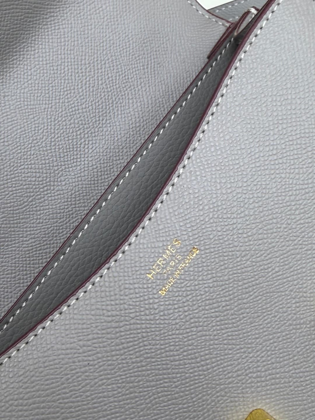 C4789 The flight attendant’s bag is small size💰 I really love this Hermès Kangkang bag – it’s like the white moon in my mind. The color is extremely gentle. The shape of the bag is elegant. I usually wear it with light-colored clothes: a coat in winter, o — image 8