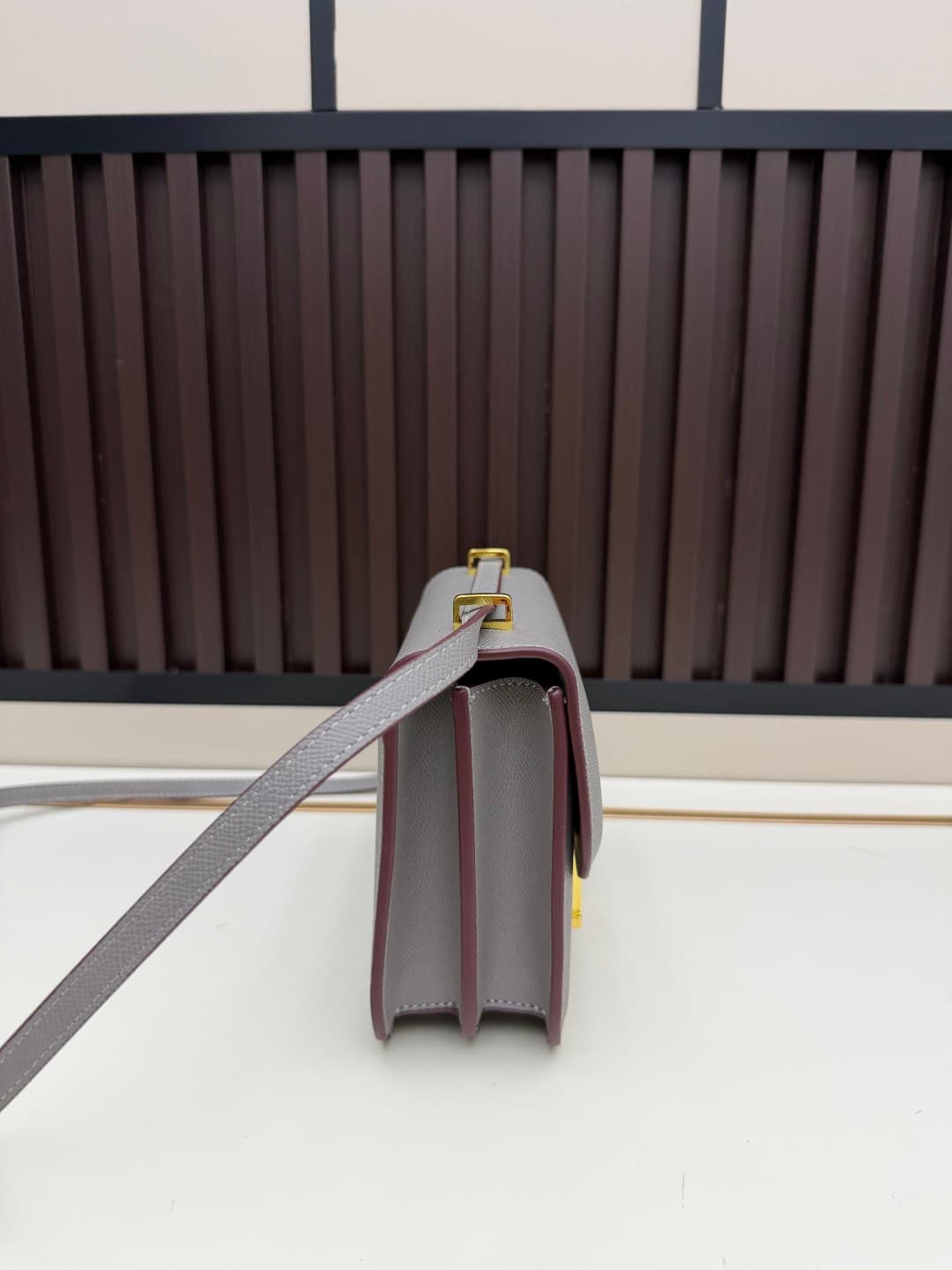C4789 The flight attendant’s bag is small size💰 I really love this Hermès Kangkang bag – it’s like the white moon in my mind. The color is extremely gentle. The shape of the bag is elegant. I usually wear it with light-colored clothes: a coat in winter, o — image 3