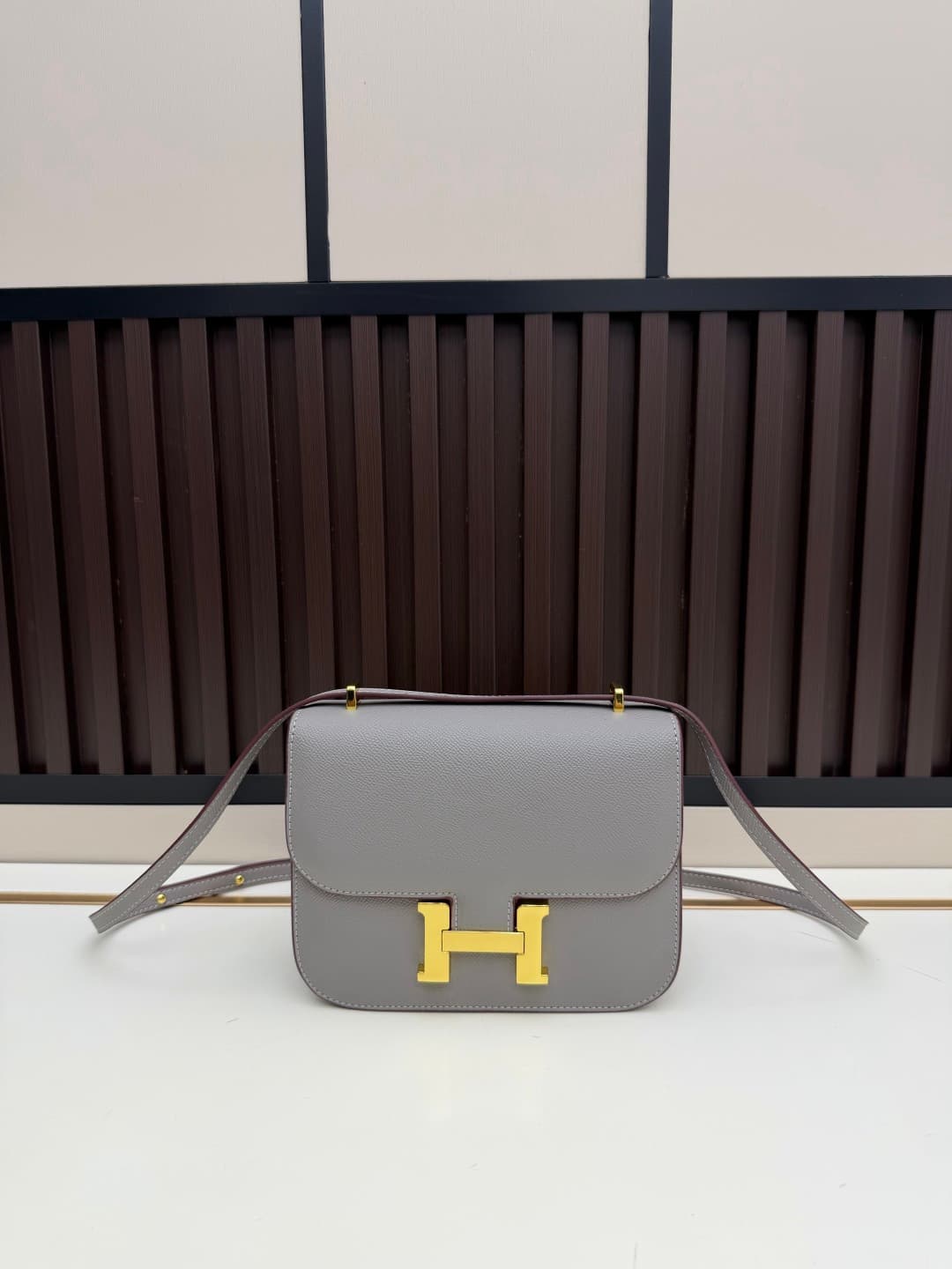 C4789 The flight attendant’s bag is small size💰 I really love this Hermès Kangkang bag – it’s like the white moon in my mind. The color is extremely gentle. The shape of the bag is elegant. I usually wear it with light-colored clothes: a coat in winter, o — image 1