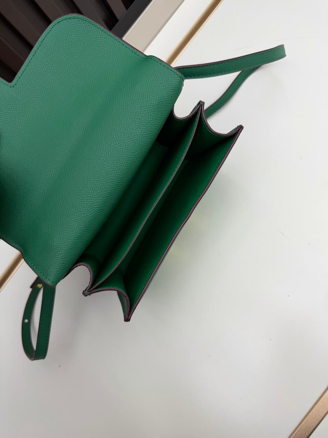 C4788 The flight attendant’s bag is a small size💰 I really love this Hermès Kangkang bag – it’s just like the “white moonlight” in my mind. The color is extremely gentle. The shape of the bag is very elegant. I usually wear it with light-colored clothes:  — image 7