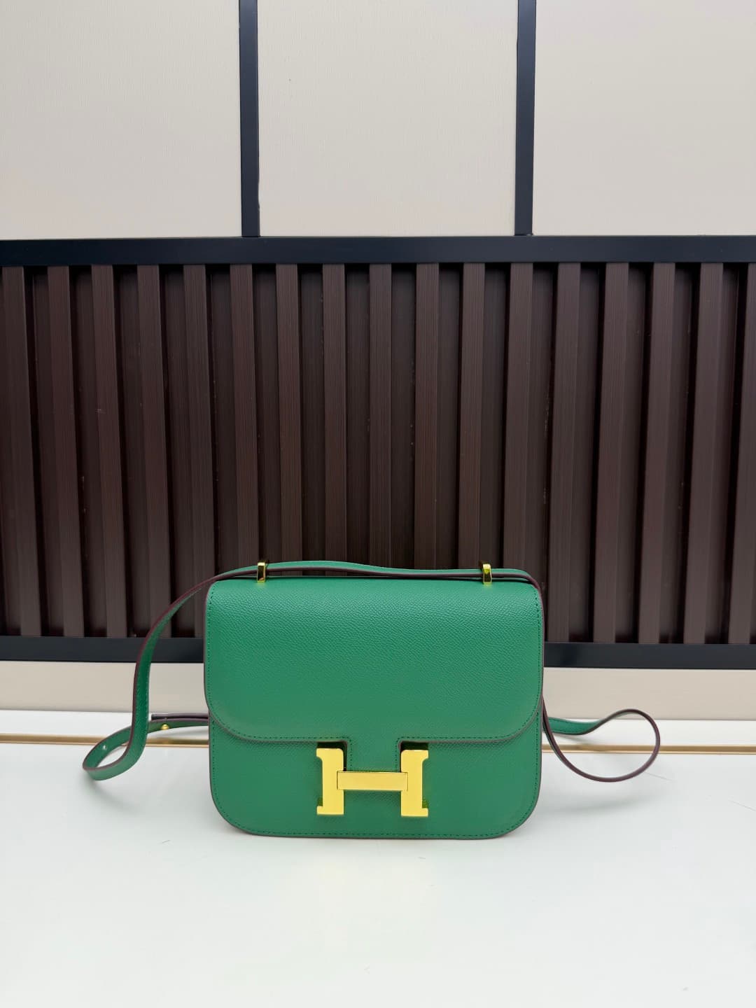 C4788 The flight attendant’s bag is a small size💰 I really love this Hermès Kangkang bag – it’s just like the “white moonlight” in my mind. The color is extremely gentle. The shape of the bag is very elegant. I usually wear it with light-colored clothes:  — image 1