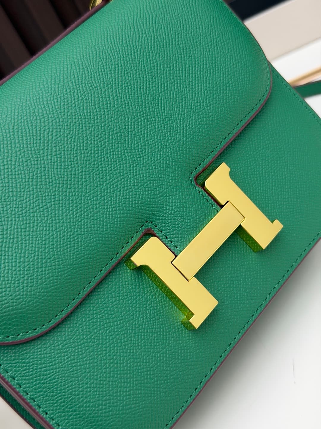 C4788 The flight attendant’s bag is a small size💰 I really love this Hermès Kangkang bag – it’s just like the “white moonlight” in my mind. The color is extremely gentle. The shape of the bag is very elegant. I usually wear it with light-colored clothes:  — image 5