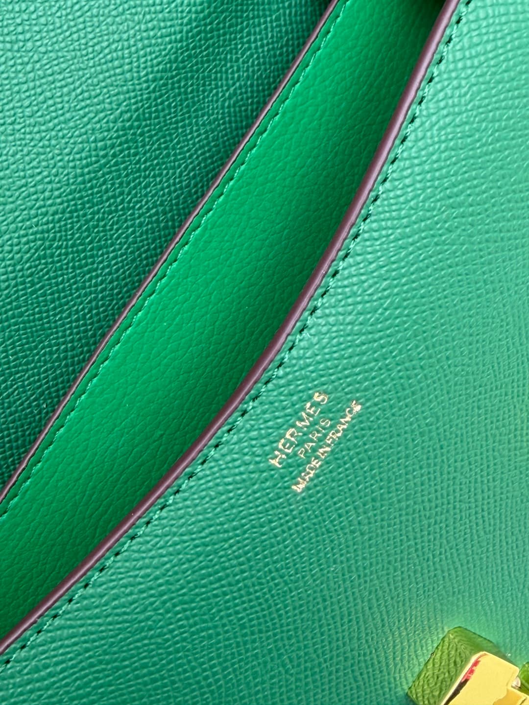 C4788 The flight attendant’s bag is a small size💰 I really love this Hermès Kangkang bag – it’s just like the “white moonlight” in my mind. The color is extremely gentle. The shape of the bag is very elegant. I usually wear it with light-colored clothes:  — image 8