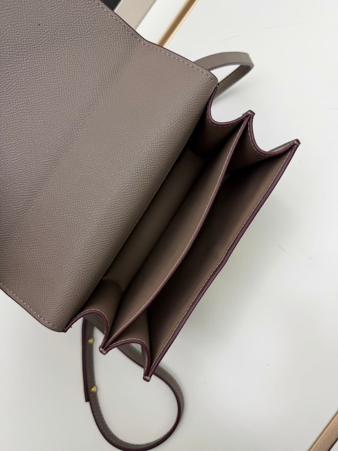 C4786 The flight attendant’s bag is a small size 💰. I really love this Hermès Kangkang bag – it’s just like the “white moonlight” in my mind. The color is extremely gentle. The shape of the bag is very elegant. I usually wear light-colored clothes with it — image 7