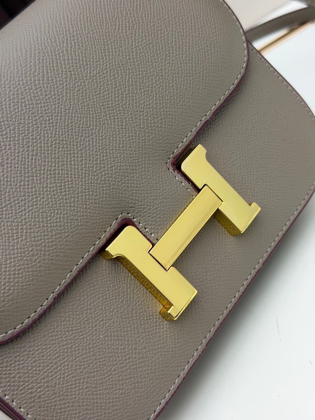 C4786 The flight attendant’s bag is a small size 💰. I really love this Hermès Kangkang bag – it’s just like the “white moonlight” in my mind. The color is extremely gentle. The shape of the bag is very elegant. I usually wear light-colored clothes with it — image 5