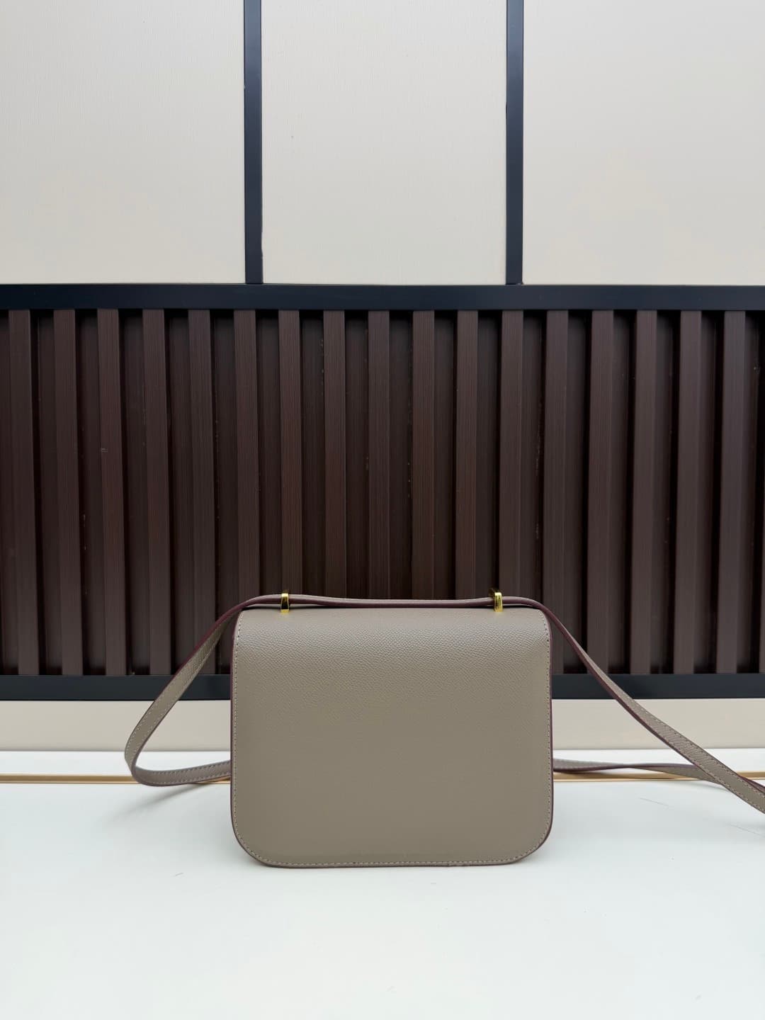 C4786 The flight attendant’s bag is a small size 💰. I really love this Hermès Kangkang bag – it’s just like the “white moonlight” in my mind. The color is extremely gentle. The shape of the bag is very elegant. I usually wear light-colored clothes with it — image 2