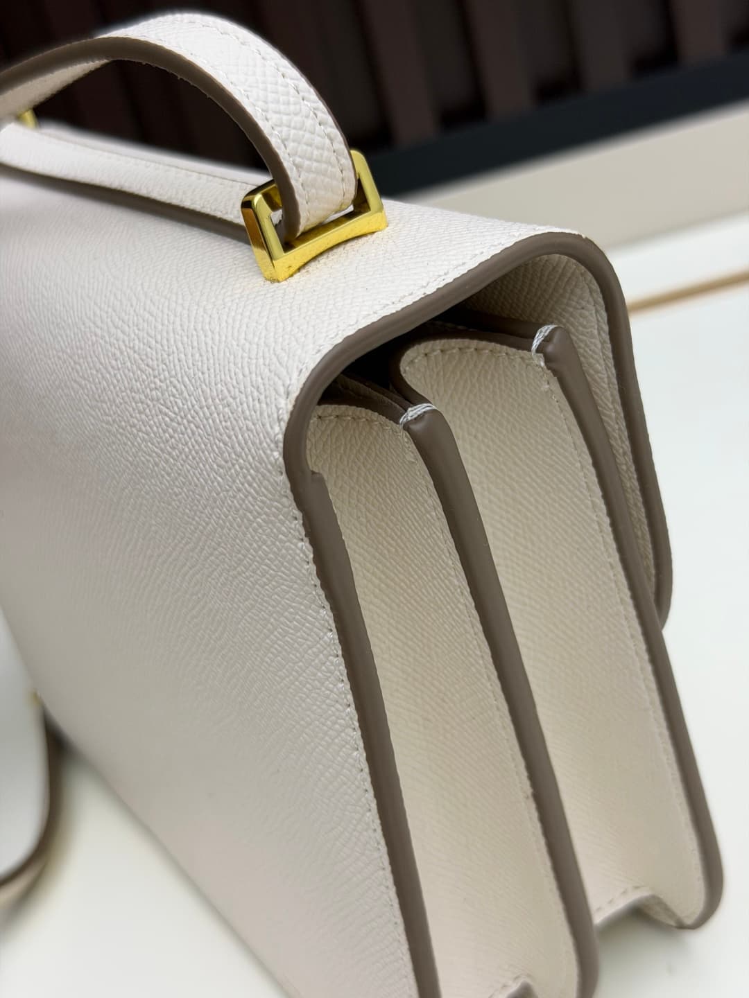 C4785 The flight attendant’s bag is a small size💰 I really love this Hermès Kangkang bag – it’s just like the white moon in my mind. The color is extremely gentle. The shape of the bag is elegant. I usually wear light-colored clothes with it; in winter, I — image 6