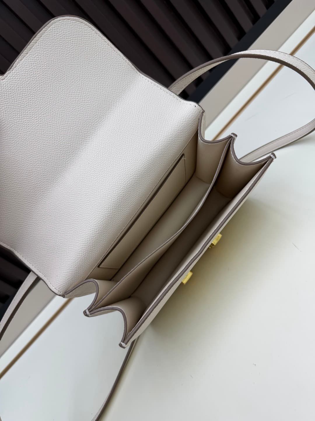 C4785 The flight attendant’s bag is a small size💰 I really love this Hermès Kangkang bag – it’s just like the white moon in my mind. The color is extremely gentle. The shape of the bag is elegant. I usually wear light-colored clothes with it; in winter, I — image 7