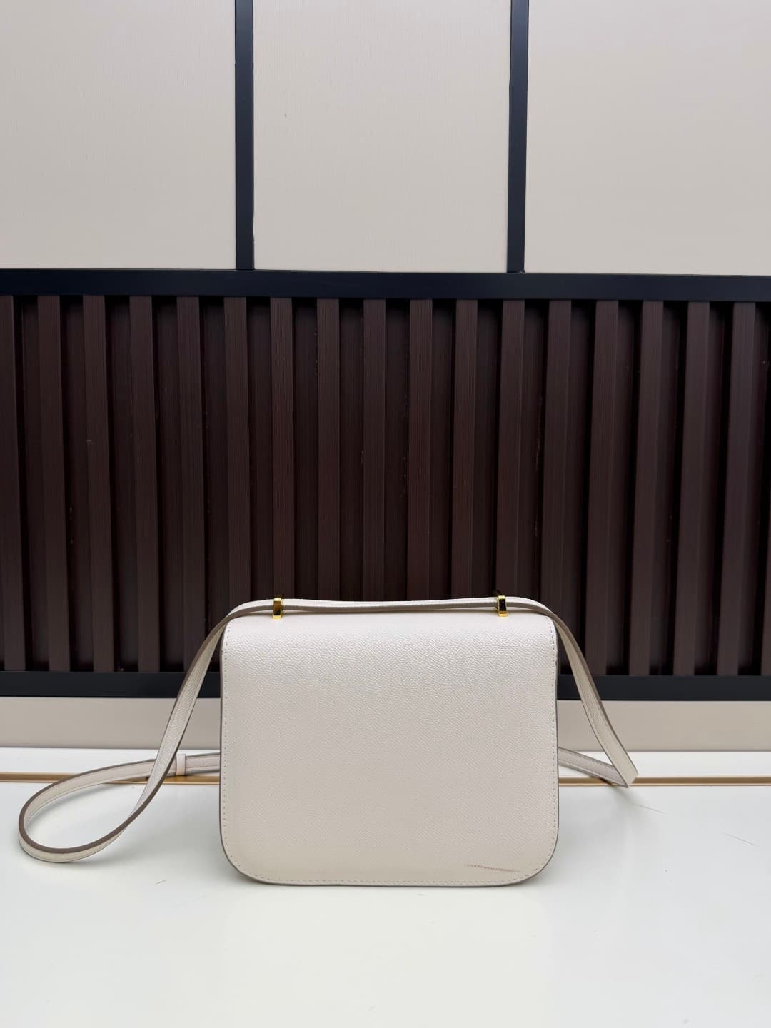 C4785 The flight attendant’s bag is a small size💰 I really love this Hermès Kangkang bag – it’s just like the white moon in my mind. The color is extremely gentle. The shape of the bag is elegant. I usually wear light-colored clothes with it; in winter, I — image 2