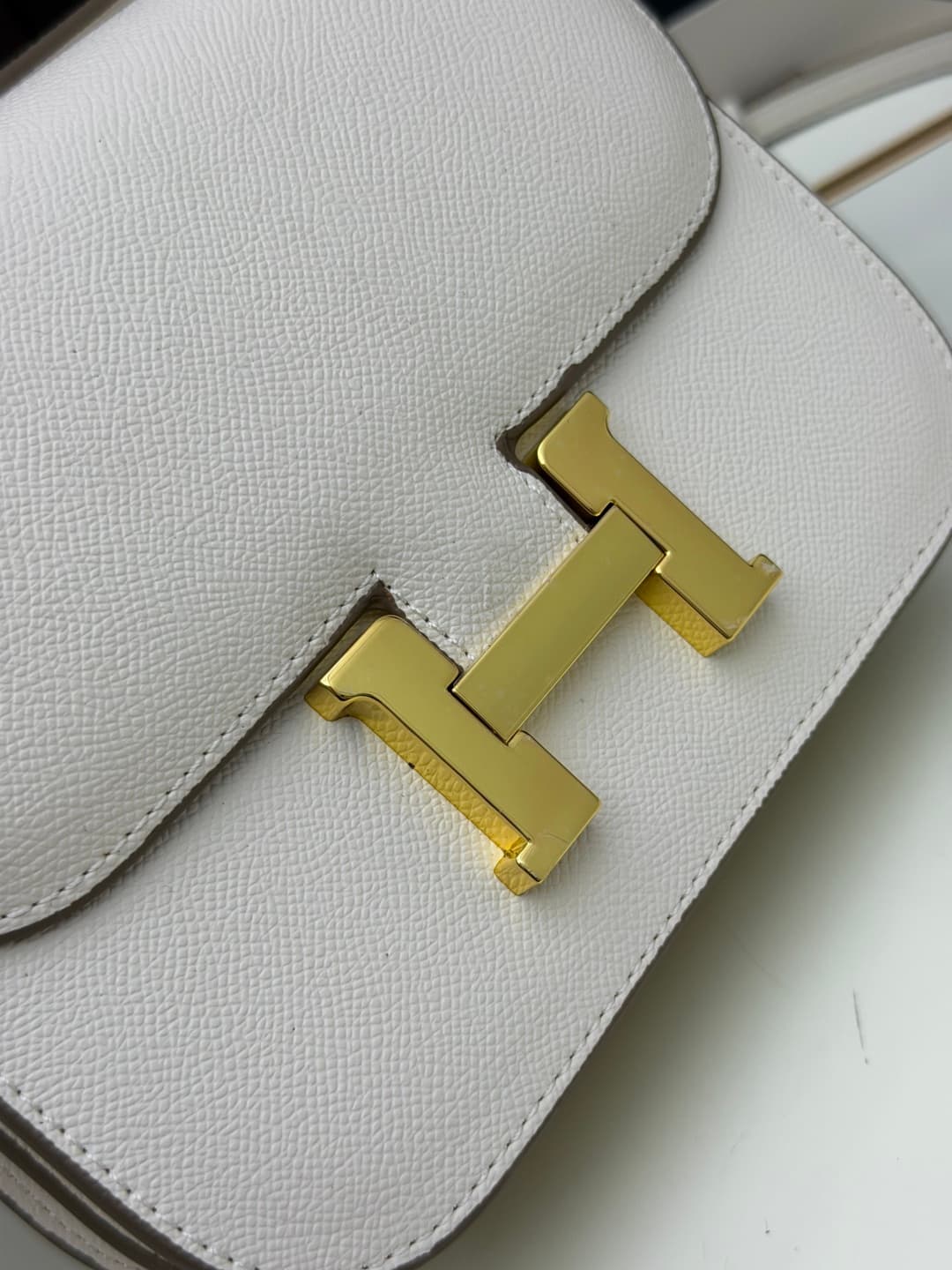 C4785 The flight attendant’s bag is a small size💰 I really love this Hermès Kangkang bag – it’s just like the white moon in my mind. The color is extremely gentle. The shape of the bag is elegant. I usually wear light-colored clothes with it; in winter, I — image 5