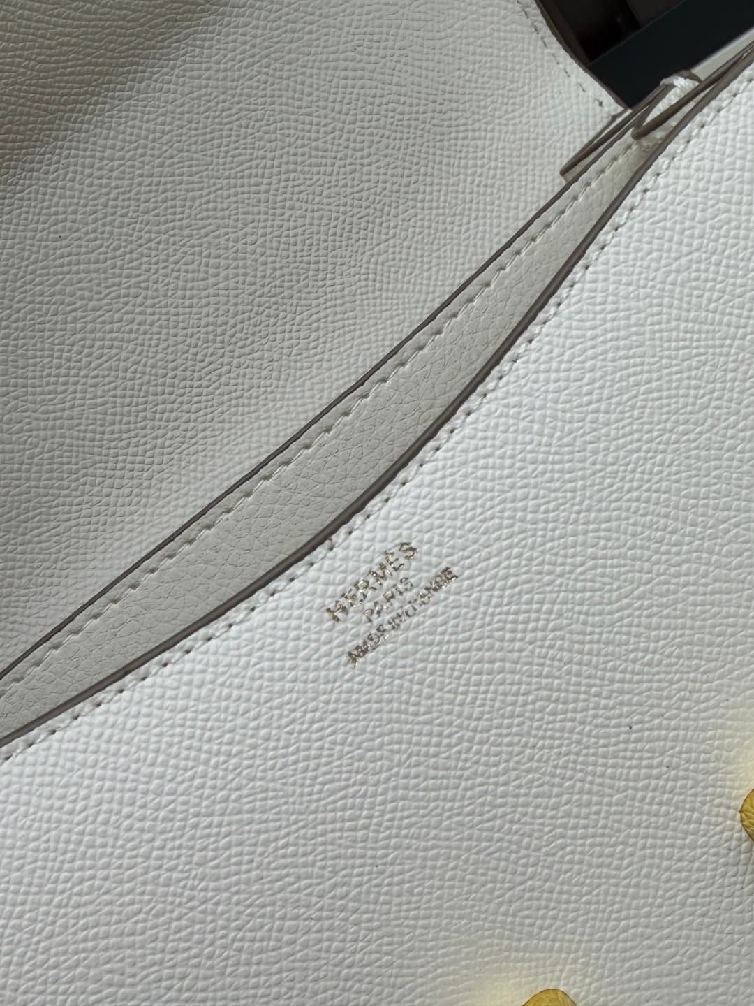 C4785 The flight attendant’s bag is a small size💰 I really love this Hermès Kangkang bag – it’s just like the white moon in my mind. The color is extremely gentle. The shape of the bag is elegant. I usually wear light-colored clothes with it; in winter, I — image 8