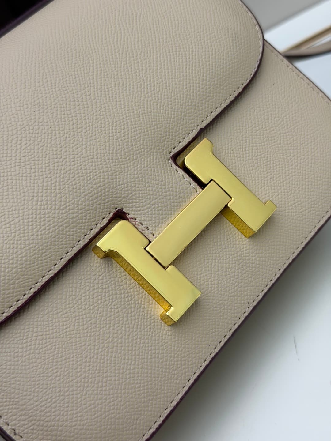 C4784 The flight attendant’s bag is a small size💰 I really love this Hermès Kangkang bag – it’s just like the white moon in my mind. The color is extremely gentle. The shape of the bag is very elegant. I usually pair it with light-colored clothes: wear it — image 5