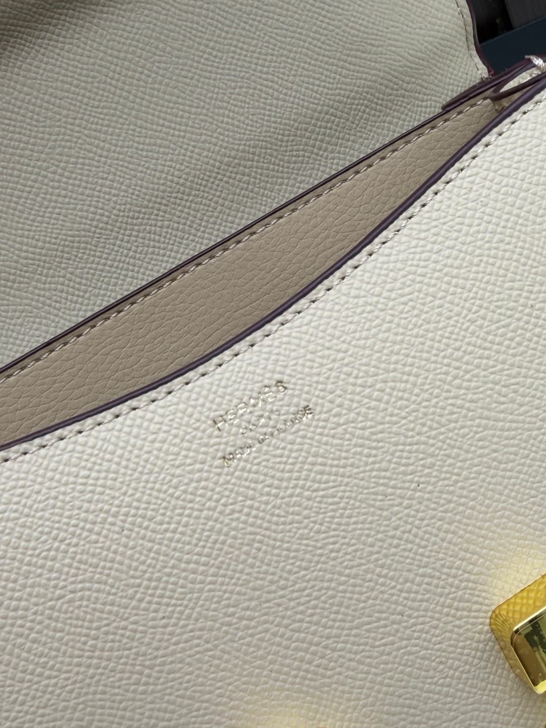 C4784 The flight attendant’s bag is a small size💰 I really love this Hermès Kangkang bag – it’s just like the white moon in my mind. The color is extremely gentle. The shape of the bag is very elegant. I usually pair it with light-colored clothes: wear it — image 8