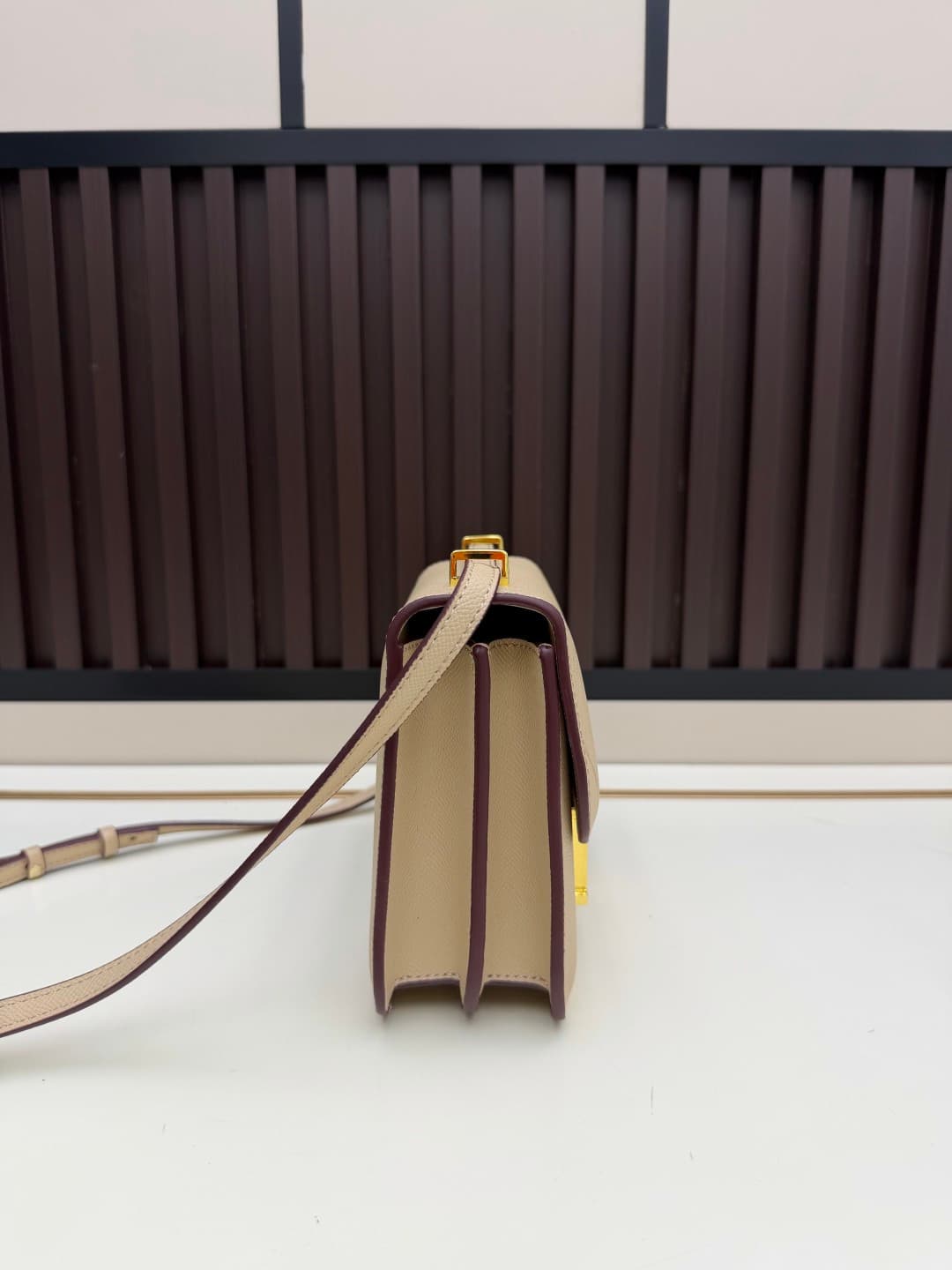 C4784 The flight attendant’s bag is a small size💰 I really love this Hermès Kangkang bag – it’s just like the white moon in my mind. The color is extremely gentle. The shape of the bag is very elegant. I usually pair it with light-colored clothes: wear it — image 3