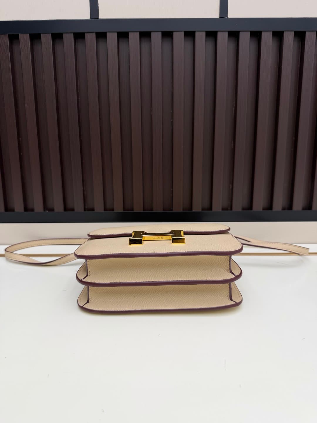 C4784 The flight attendant’s bag is a small size💰 I really love this Hermès Kangkang bag – it’s just like the white moon in my mind. The color is extremely gentle. The shape of the bag is very elegant. I usually pair it with light-colored clothes: wear it — image 4