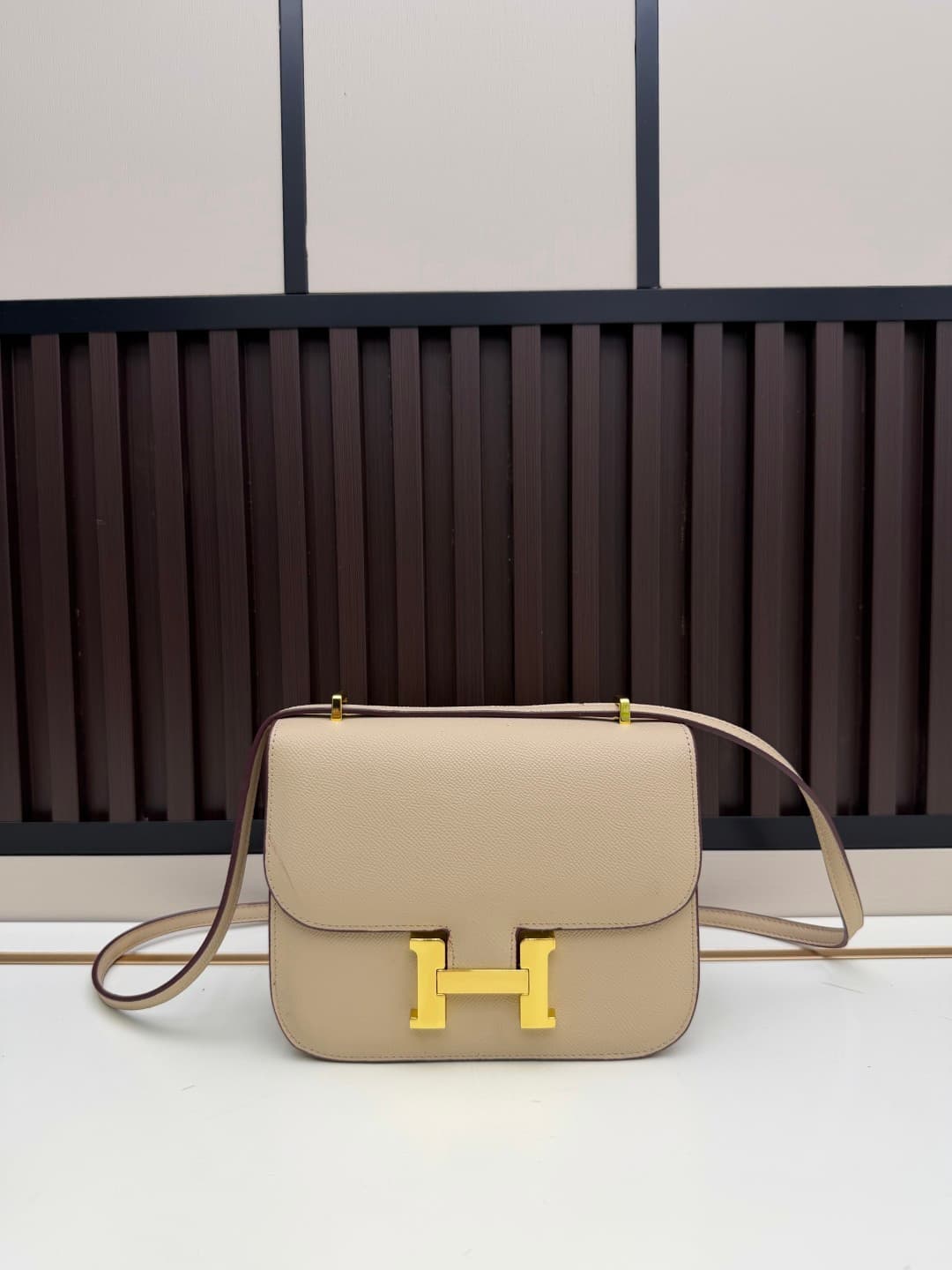 C4784 The flight attendant’s bag is a small size💰 I really love this Hermès Kangkang bag – it’s just like the white moon in my mind. The color is extremely gentle. The shape of the bag is very elegant. I usually pair it with light-colored clothes: wear it — image 1