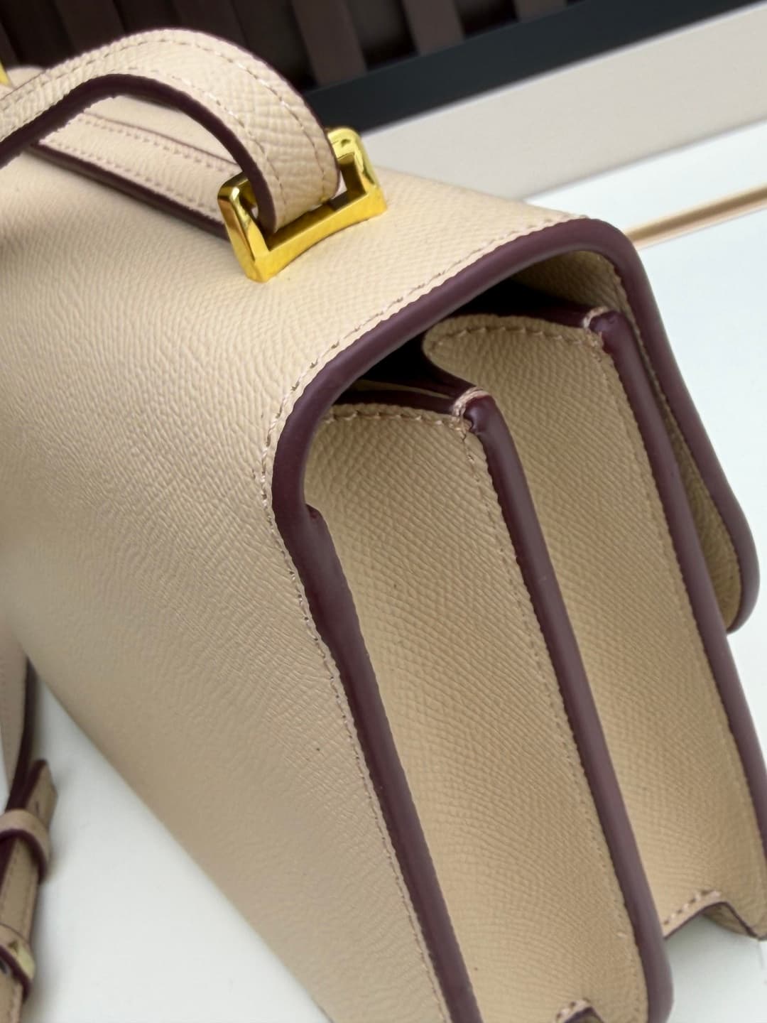 C4784 The flight attendant’s bag is a small size💰 I really love this Hermès Kangkang bag – it’s just like the white moon in my mind. The color is extremely gentle. The shape of the bag is very elegant. I usually pair it with light-colored clothes: wear it — image 6
