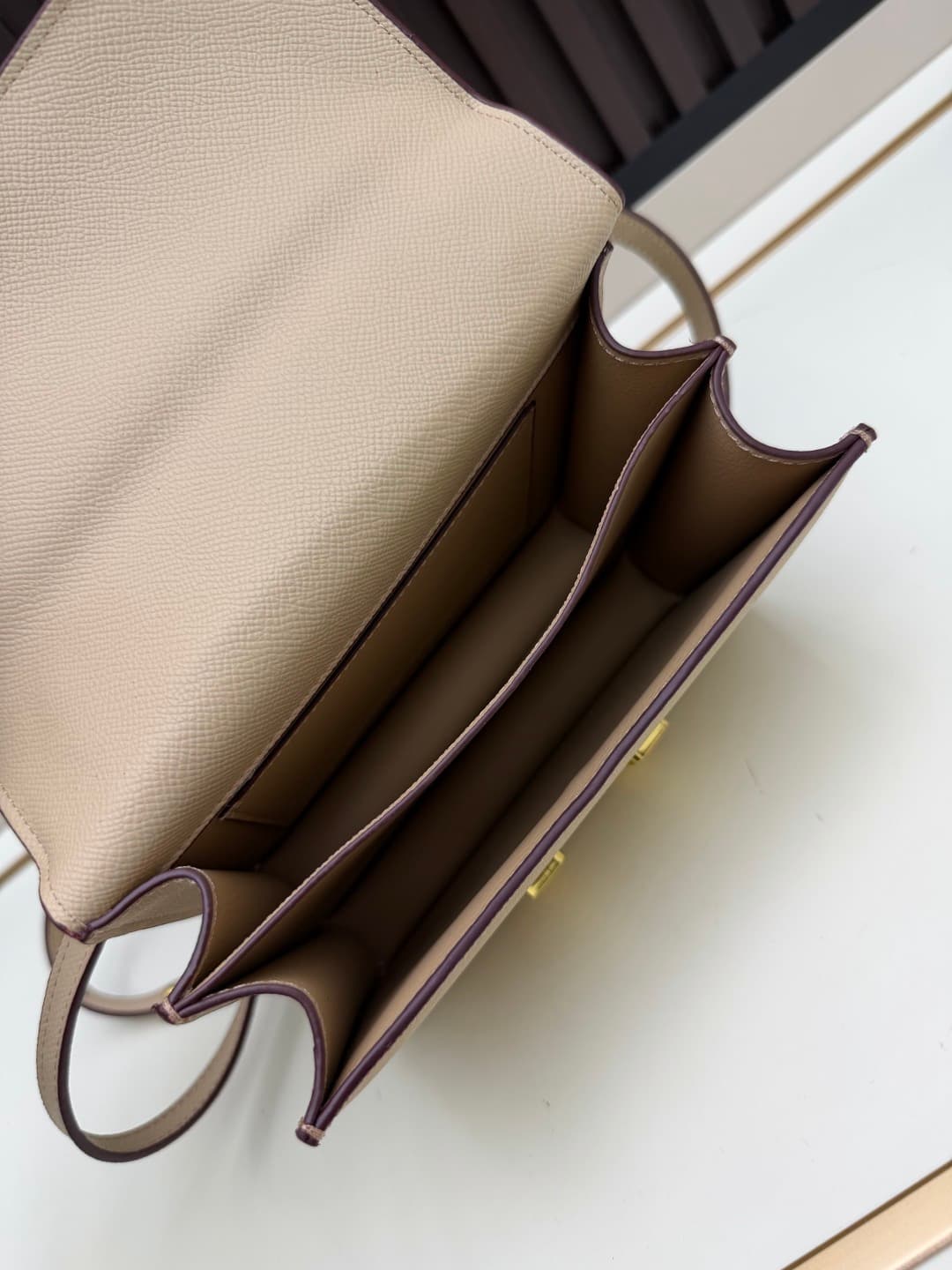 C4784 The flight attendant’s bag is a small size💰 I really love this Hermès Kangkang bag – it’s just like the white moon in my mind. The color is extremely gentle. The shape of the bag is very elegant. I usually pair it with light-colored clothes: wear it — image 7