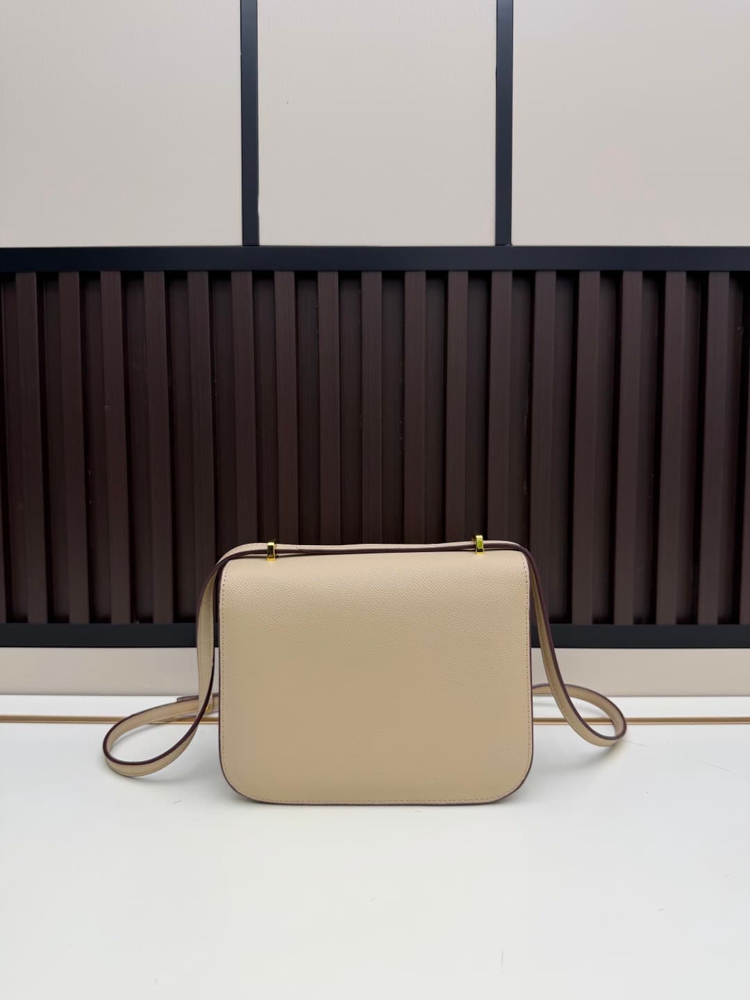 C4784 The flight attendant’s bag is a small size💰 I really love this Hermès Kangkang bag – it’s just like the white moon in my mind. The color is extremely gentle. The shape of the bag is very elegant. I usually pair it with light-colored clothes: wear it — image 2