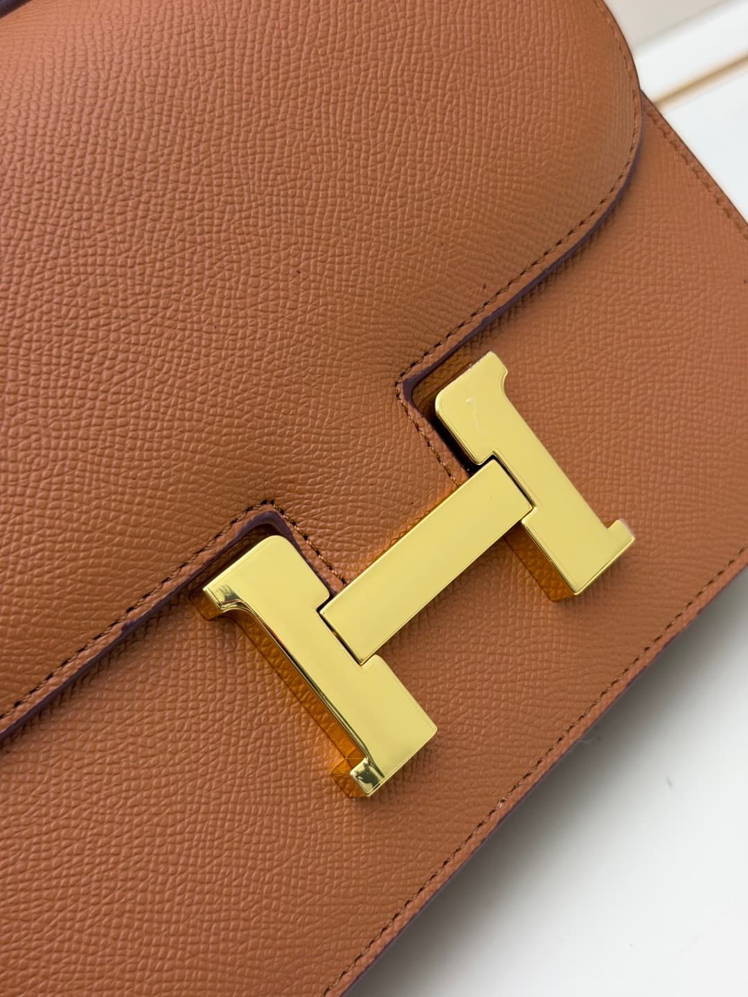 C4783 The flight attendant’s bag is a small size💰 I really love this Hermès Kangkang bag – it’s just like the white moon in my mind. The color is extremely gentle. The shape of the bag is elegant. I usually wear it with light-colored clothes: a coat in wi — image 5