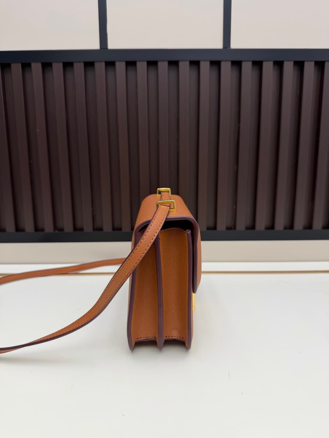 C4783 The flight attendant’s bag is a small size💰 I really love this Hermès Kangkang bag – it’s just like the white moon in my mind. The color is extremely gentle. The shape of the bag is elegant. I usually wear it with light-colored clothes: a coat in wi — image 3