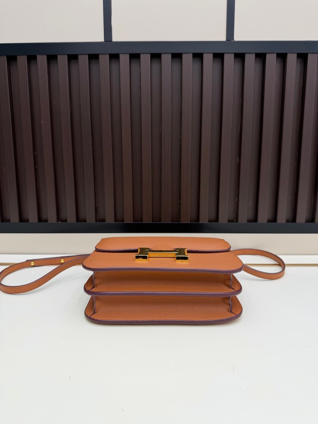 C4783 The flight attendant’s bag is a small size💰 I really love this Hermès Kangkang bag – it’s just like the white moon in my mind. The color is extremely gentle. The shape of the bag is elegant. I usually wear it with light-colored clothes: a coat in wi — image 4