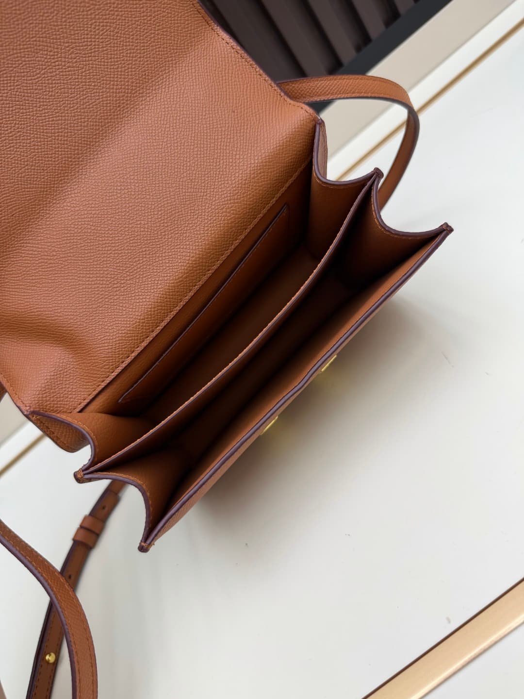 C4783 The flight attendant’s bag is a small size💰 I really love this Hermès Kangkang bag – it’s just like the white moon in my mind. The color is extremely gentle. The shape of the bag is elegant. I usually wear it with light-colored clothes: a coat in wi — image 7