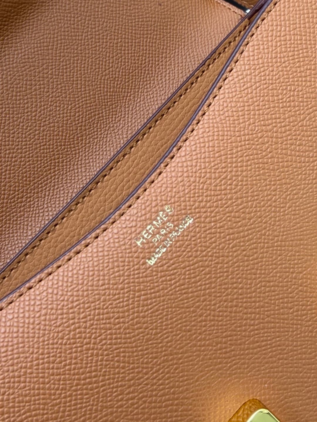 C4783 The flight attendant’s bag is a small size💰 I really love this Hermès Kangkang bag – it’s just like the white moon in my mind. The color is extremely gentle. The shape of the bag is elegant. I usually wear it with light-colored clothes: a coat in wi — image 8