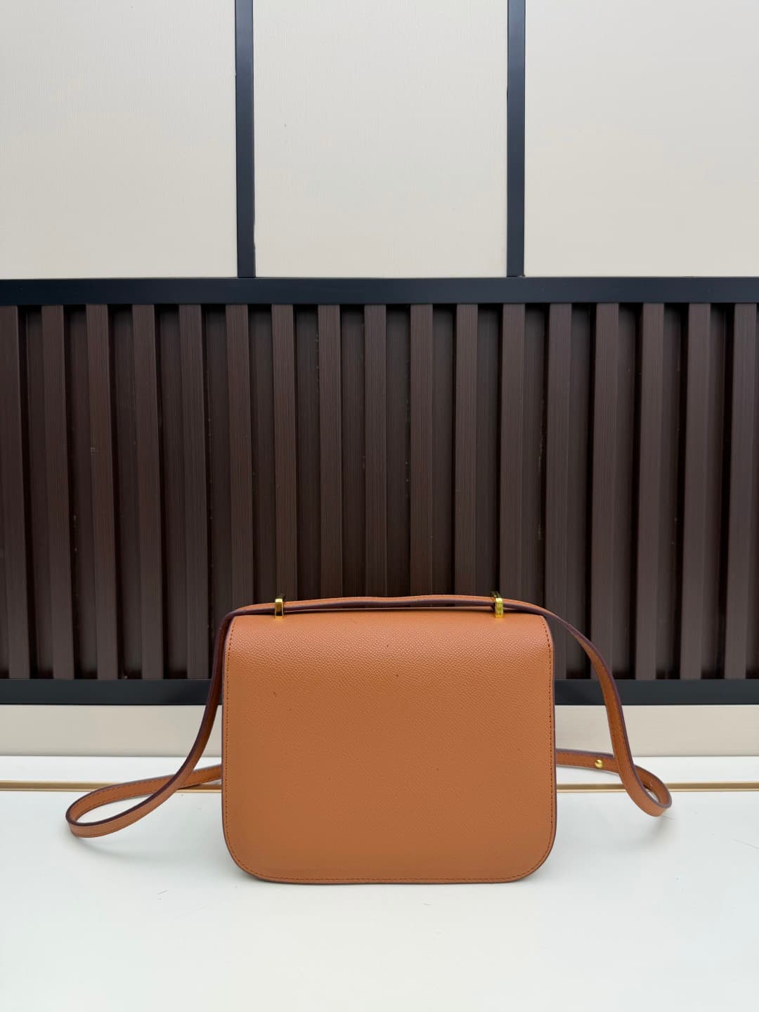 C4783 The flight attendant’s bag is a small size💰 I really love this Hermès Kangkang bag – it’s just like the white moon in my mind. The color is extremely gentle. The shape of the bag is elegant. I usually wear it with light-colored clothes: a coat in wi — image 2