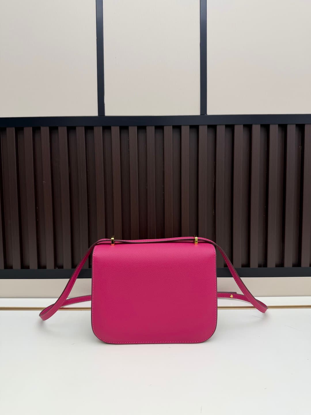 C4782 The flight attendant’s bag is a small size 💰. I really love this Hermès Kangkang bag – it’s just like the “white moonlight” in my mind. The color is extremely gentle. The shape of the bag is very elegant. I usually wear light-colored clothes with it — image 2