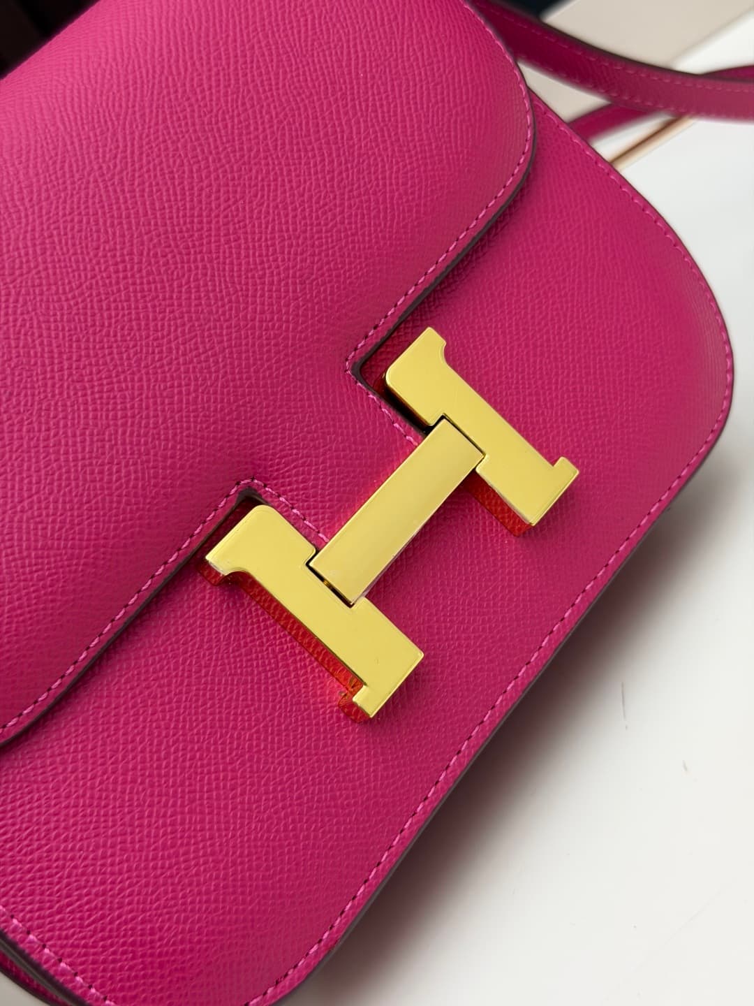 C4782 The flight attendant’s bag is a small size 💰. I really love this Hermès Kangkang bag – it’s just like the “white moonlight” in my mind. The color is extremely gentle. The shape of the bag is very elegant. I usually wear light-colored clothes with it — image 5