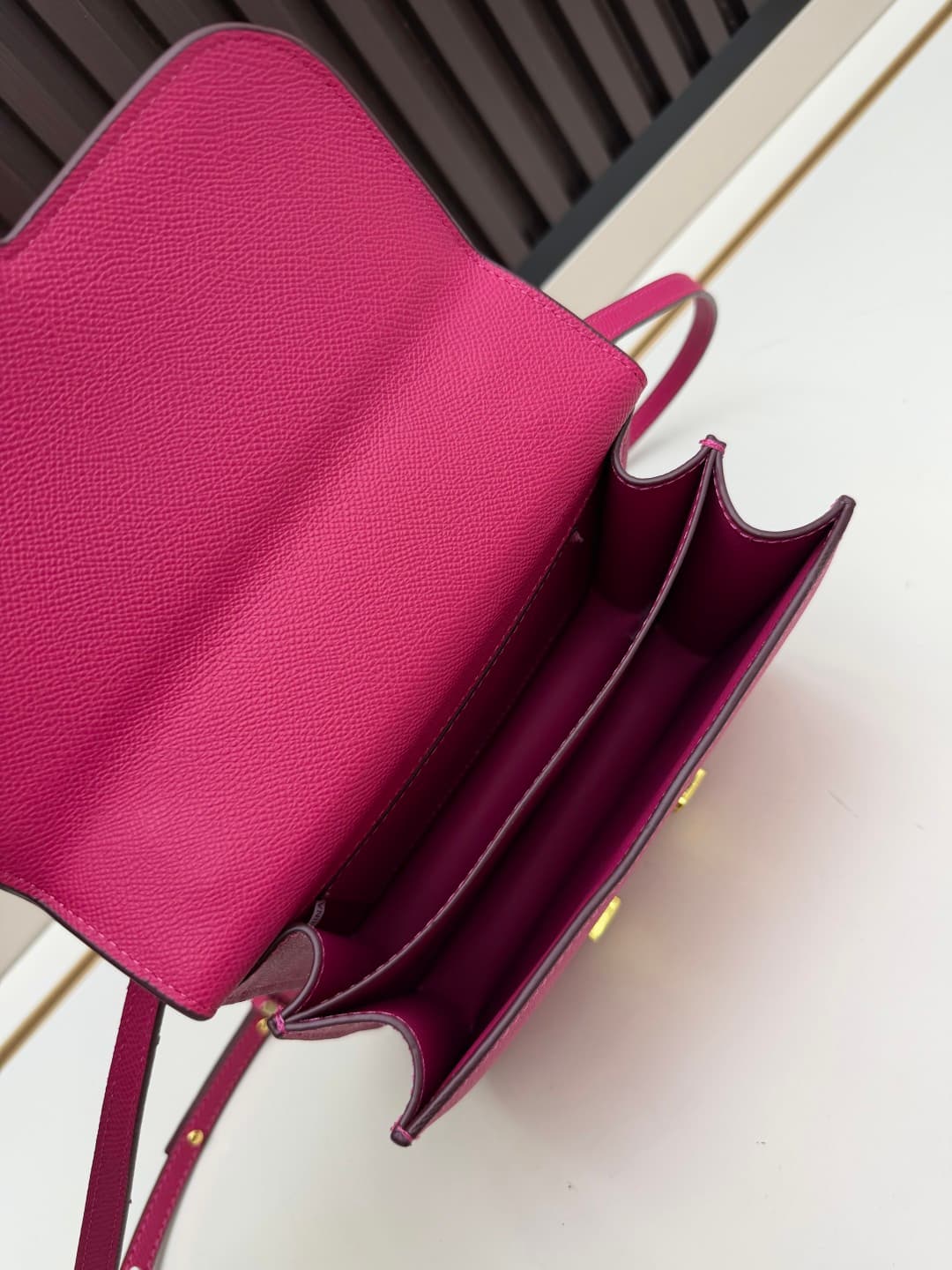 C4782 The flight attendant’s bag is a small size 💰. I really love this Hermès Kangkang bag – it’s just like the “white moonlight” in my mind. The color is extremely gentle. The shape of the bag is very elegant. I usually wear light-colored clothes with it — image 7