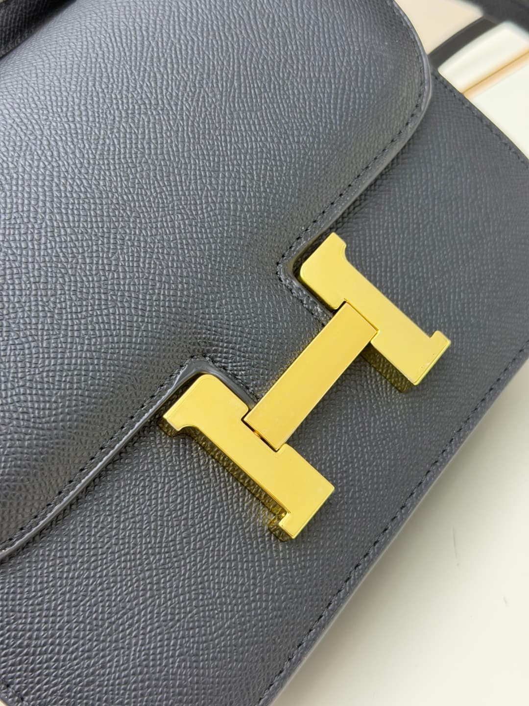 C4781 The flight attendant’s bag is small size💰 I really love this Hermès Kangkang bag – it’s just like the “white moonlight” in my mind. The color is extremely gentle. The shape of the bag is elegant. I usually pair it with light-colored clothes: wear it — image 5