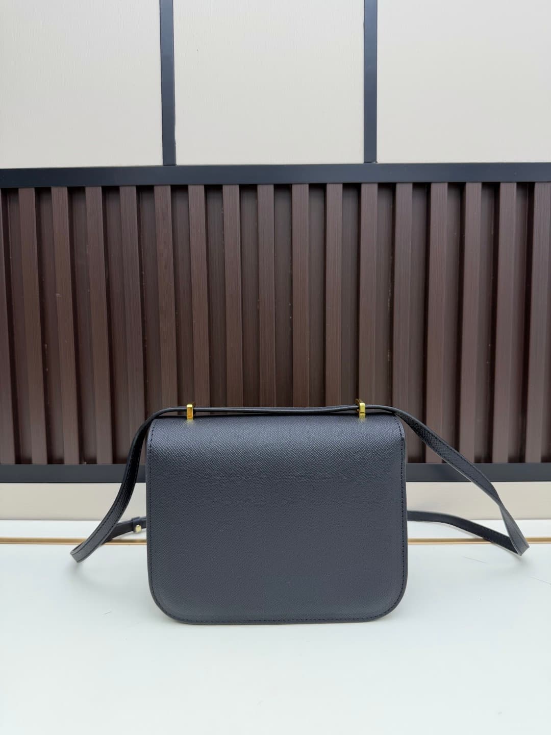 C4781 The flight attendant’s bag is small size💰 I really love this Hermès Kangkang bag – it’s just like the “white moonlight” in my mind. The color is extremely gentle. The shape of the bag is elegant. I usually pair it with light-colored clothes: wear it — image 2