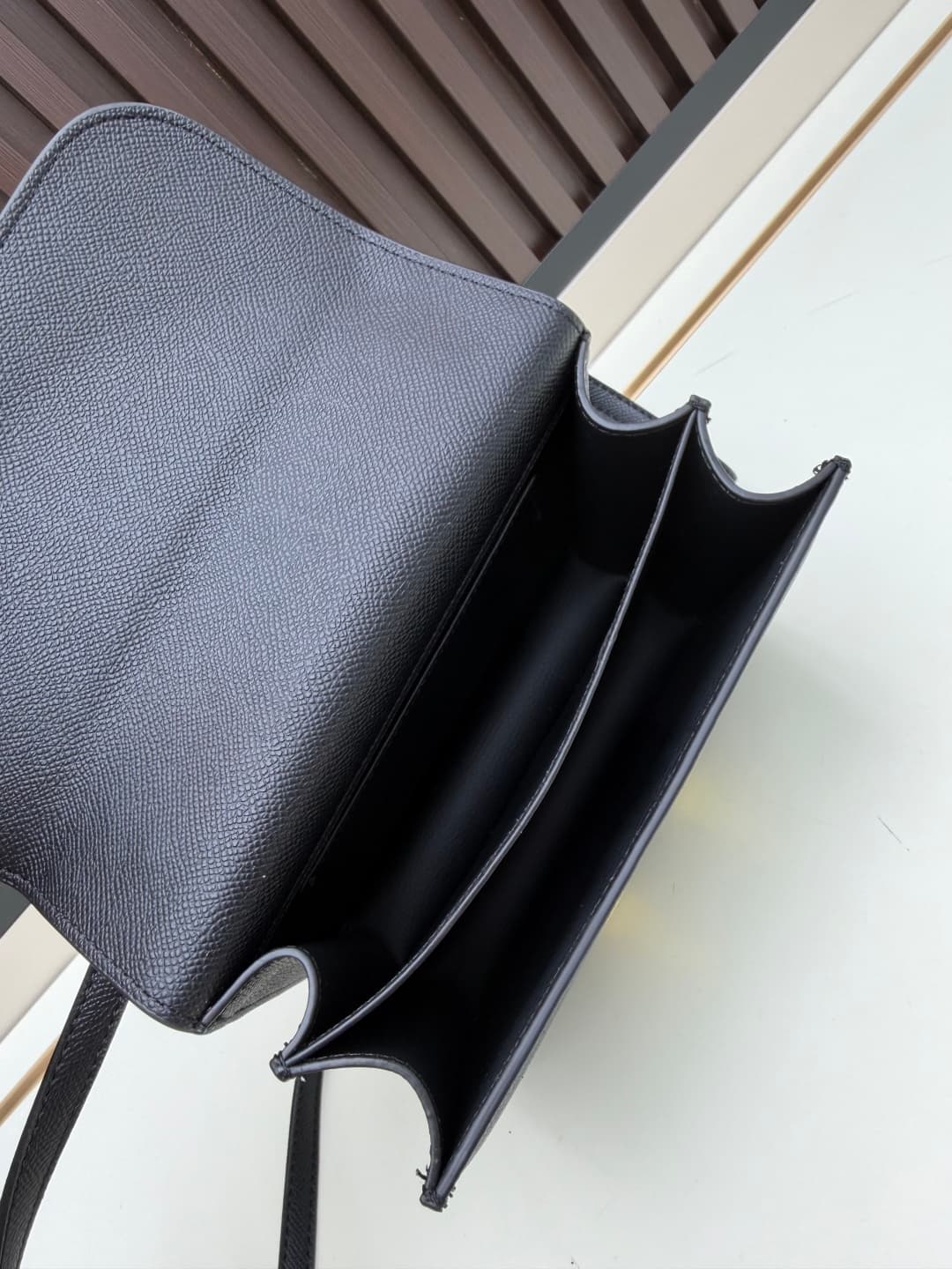 C4781 The flight attendant’s bag is small size💰 I really love this Hermès Kangkang bag – it’s just like the “white moonlight” in my mind. The color is extremely gentle. The shape of the bag is elegant. I usually pair it with light-colored clothes: wear it — image 7