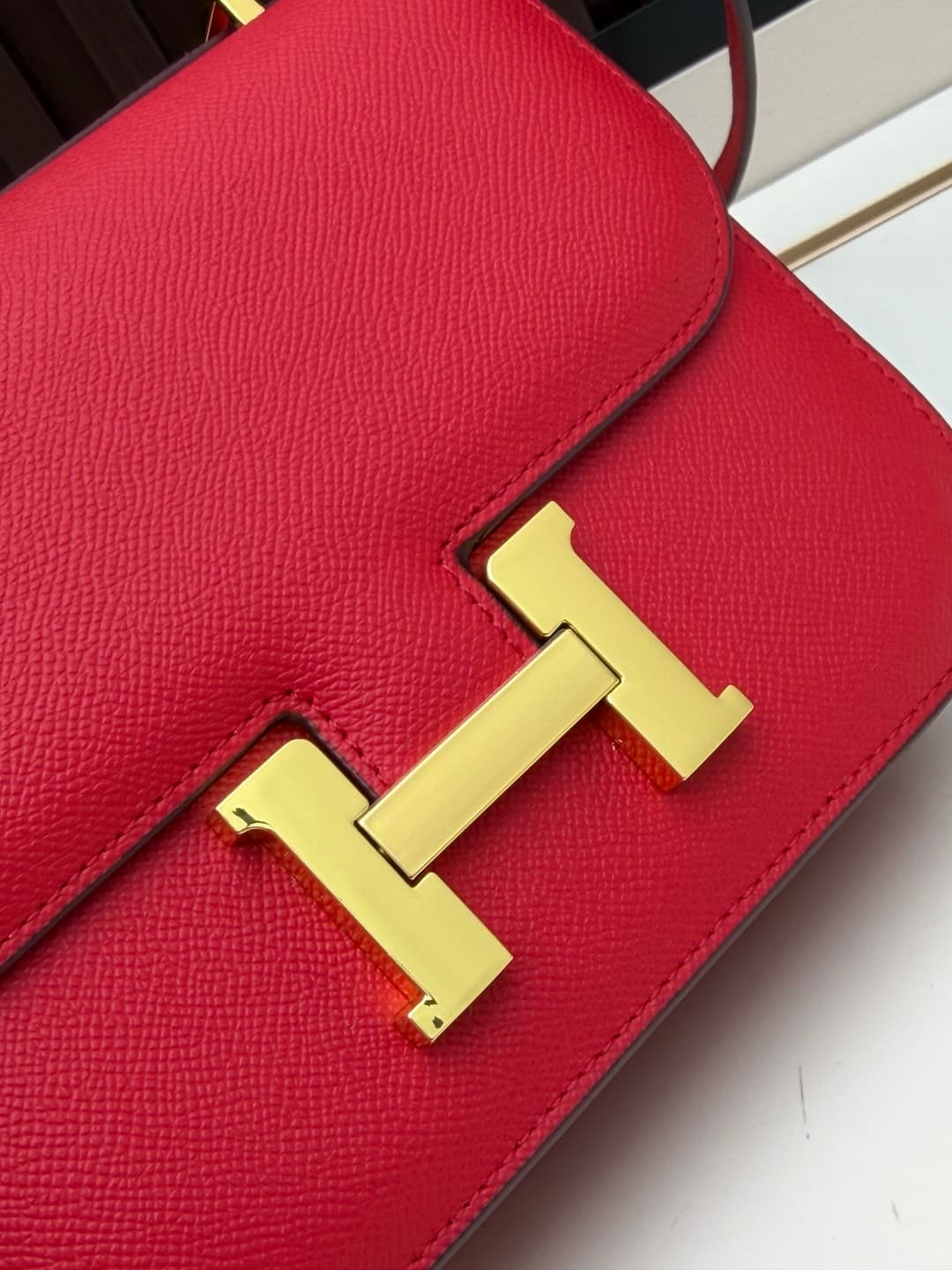 C4780 The flight attendant’s bag is a small size 💰. This Hermès Kangkang bag is just like the “white moonlight” in my mind. The color is extremely gentle. The shape of the bag is elegant. I usually pair it with light-colored clothes – wear it with a coat  — image 5