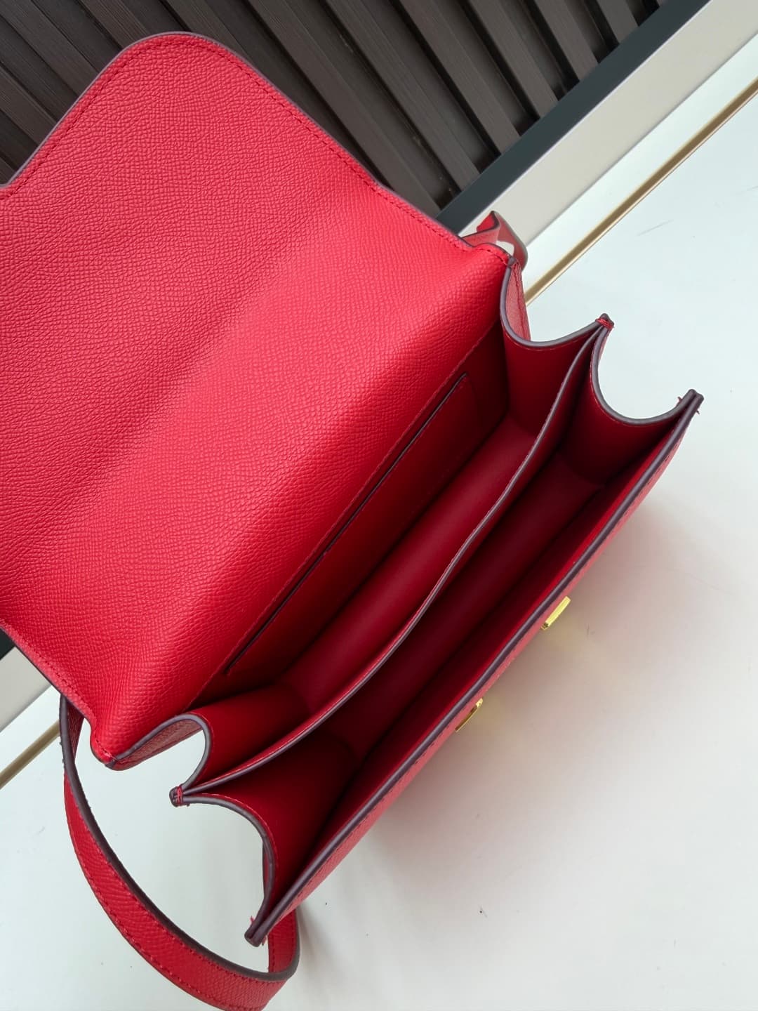 C4780 The flight attendant’s bag is a small size 💰. This Hermès Kangkang bag is just like the “white moonlight” in my mind. The color is extremely gentle. The shape of the bag is elegant. I usually pair it with light-colored clothes – wear it with a coat  — image 7