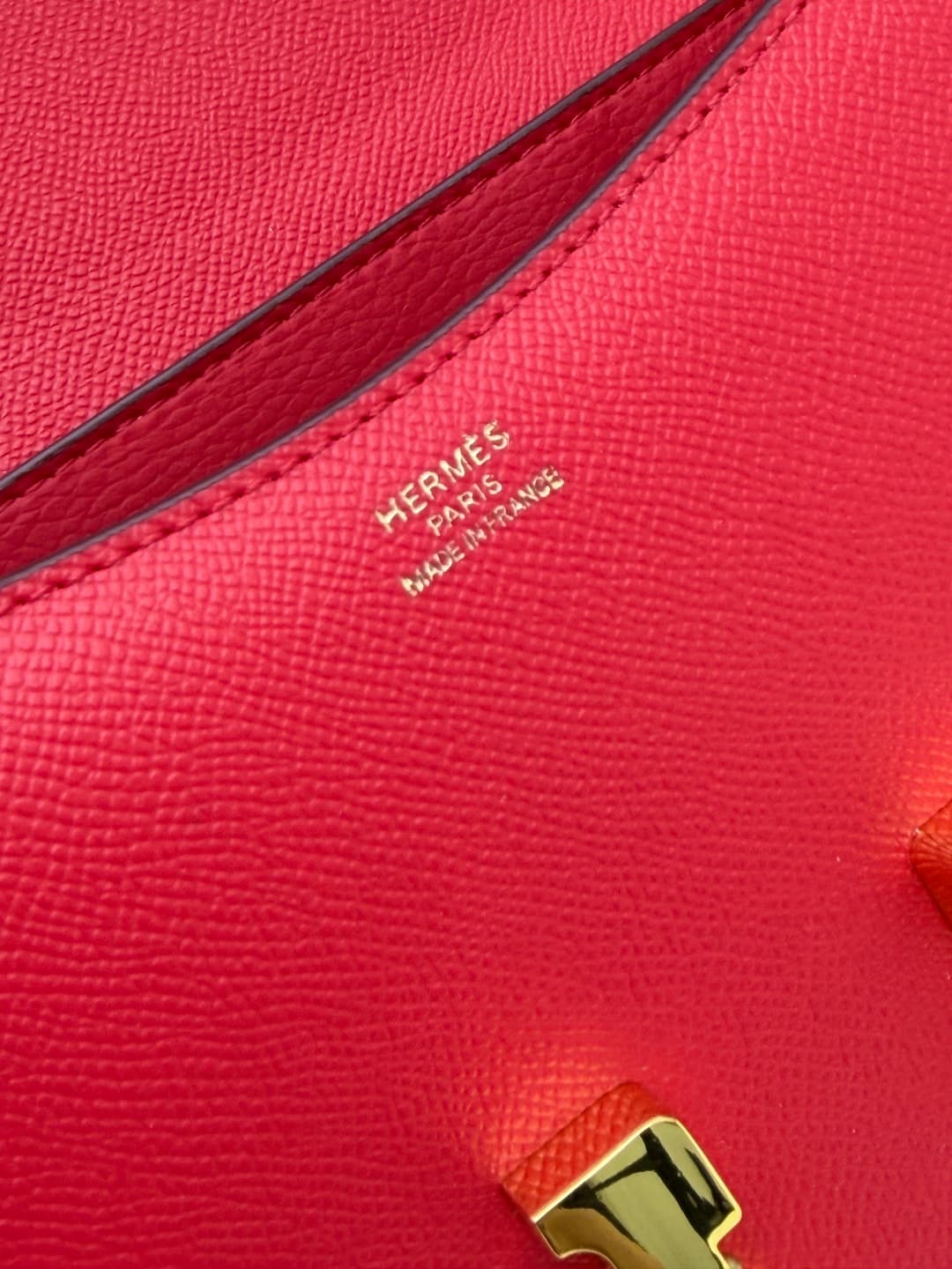 C4780 The flight attendant’s bag is a small size 💰. This Hermès Kangkang bag is just like the “white moonlight” in my mind. The color is extremely gentle. The shape of the bag is elegant. I usually pair it with light-colored clothes – wear it with a coat  — image 8